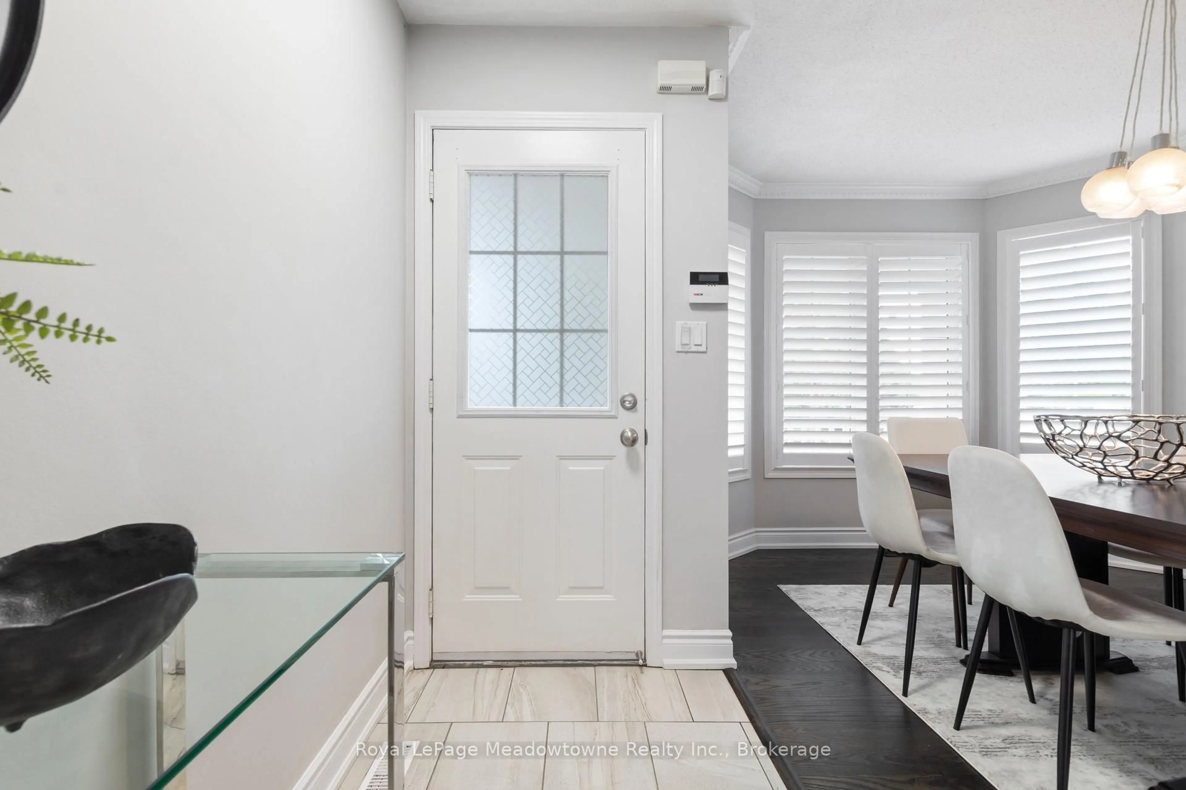 Indoor entryway for 824 Gazley Circ, Milton Ontario L9T 6M2