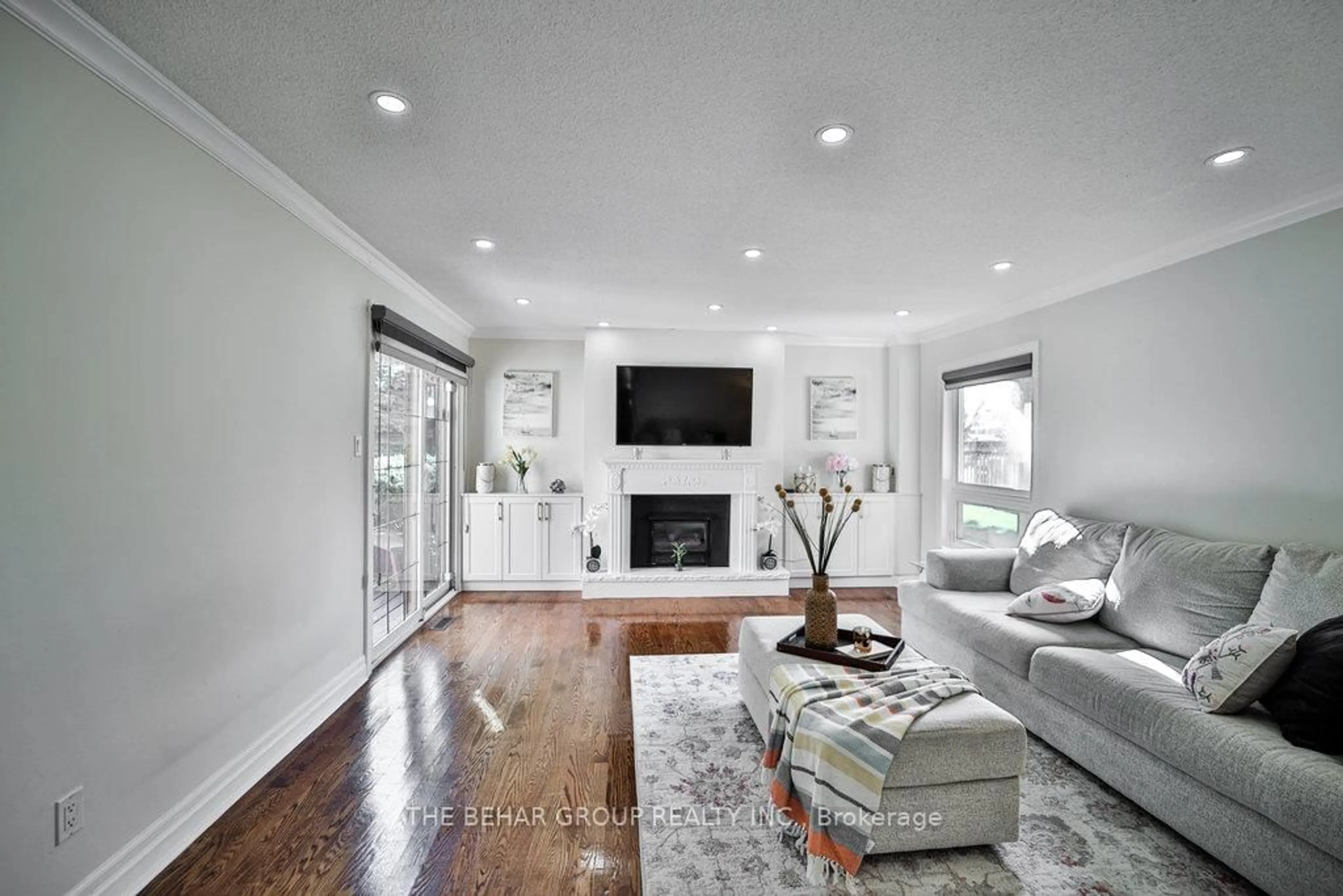 Living room with furniture, unknown for 28 Ridelle Crt, Brampton Ontario L6Z 4M2