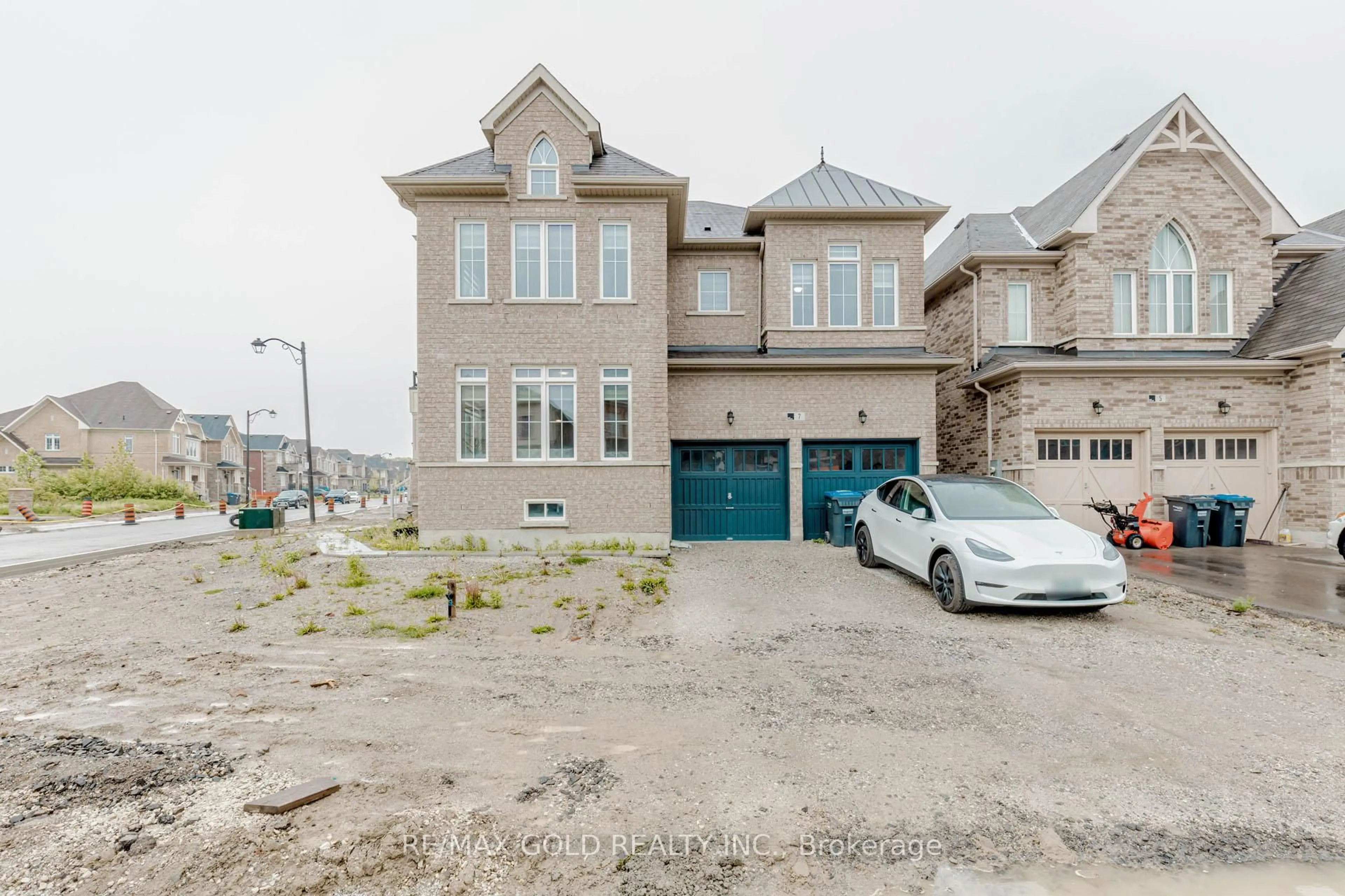 A pic from outside/outdoor area/front of a property/back of a property/a pic from drone, street for 7 Portman St, Caledon Ontario L7C 4G5