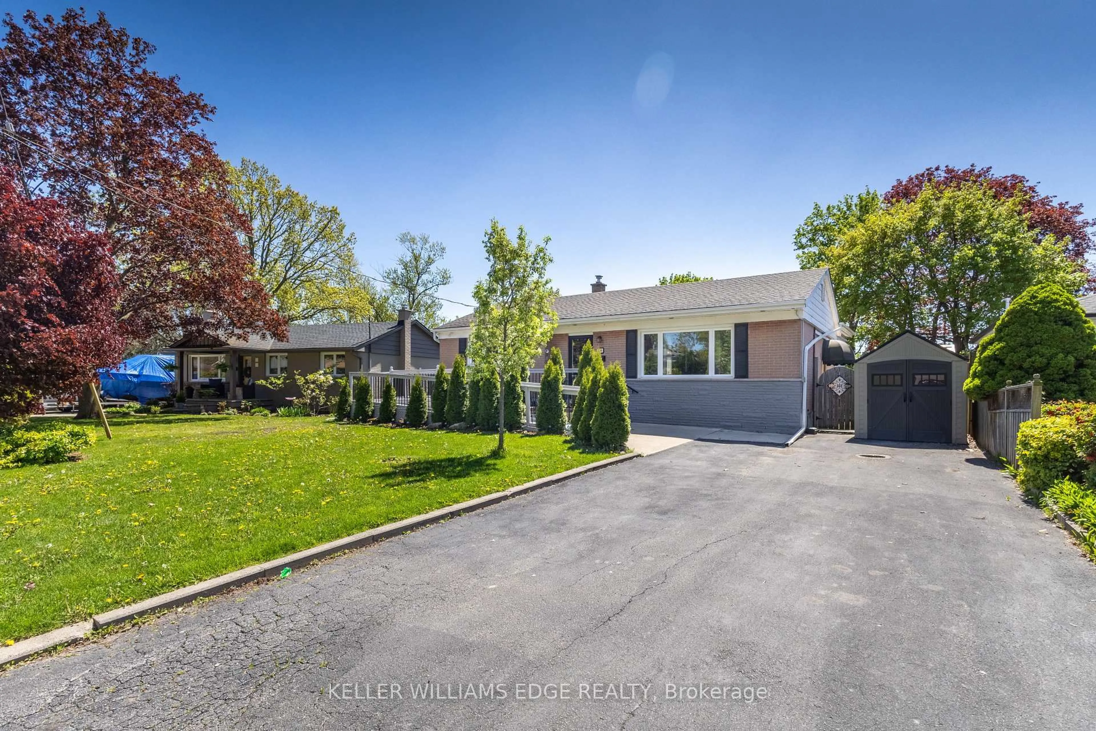 A pic from outside/outdoor area/front of a property/back of a property/a pic from drone, street for 156 Hammersmith Crt, Burlington Ontario L7L 4N5