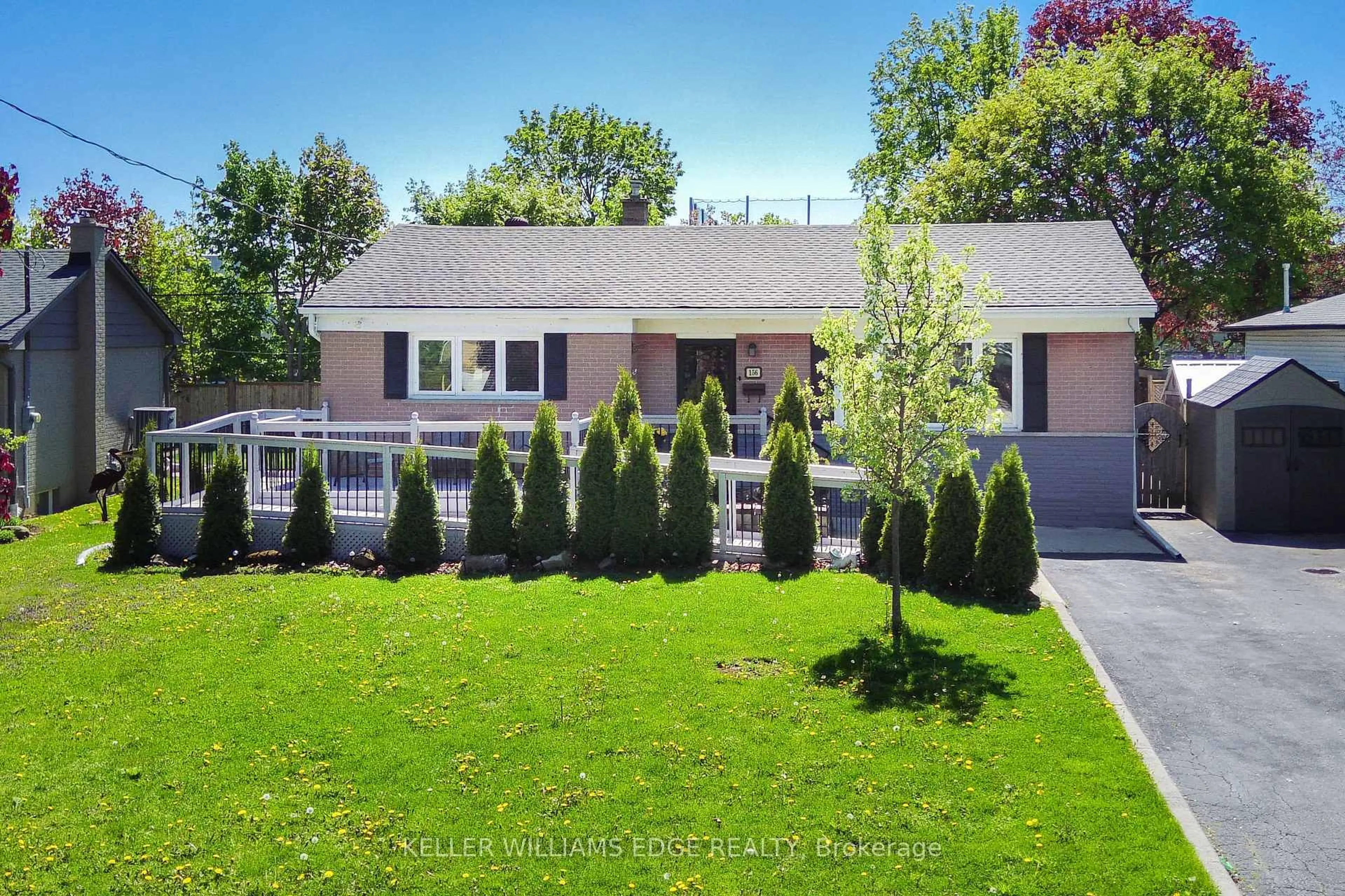 A pic from outside/outdoor area/front of a property/back of a property/a pic from drone, street for 156 Hammersmith Crt, Burlington Ontario L7L 4N5