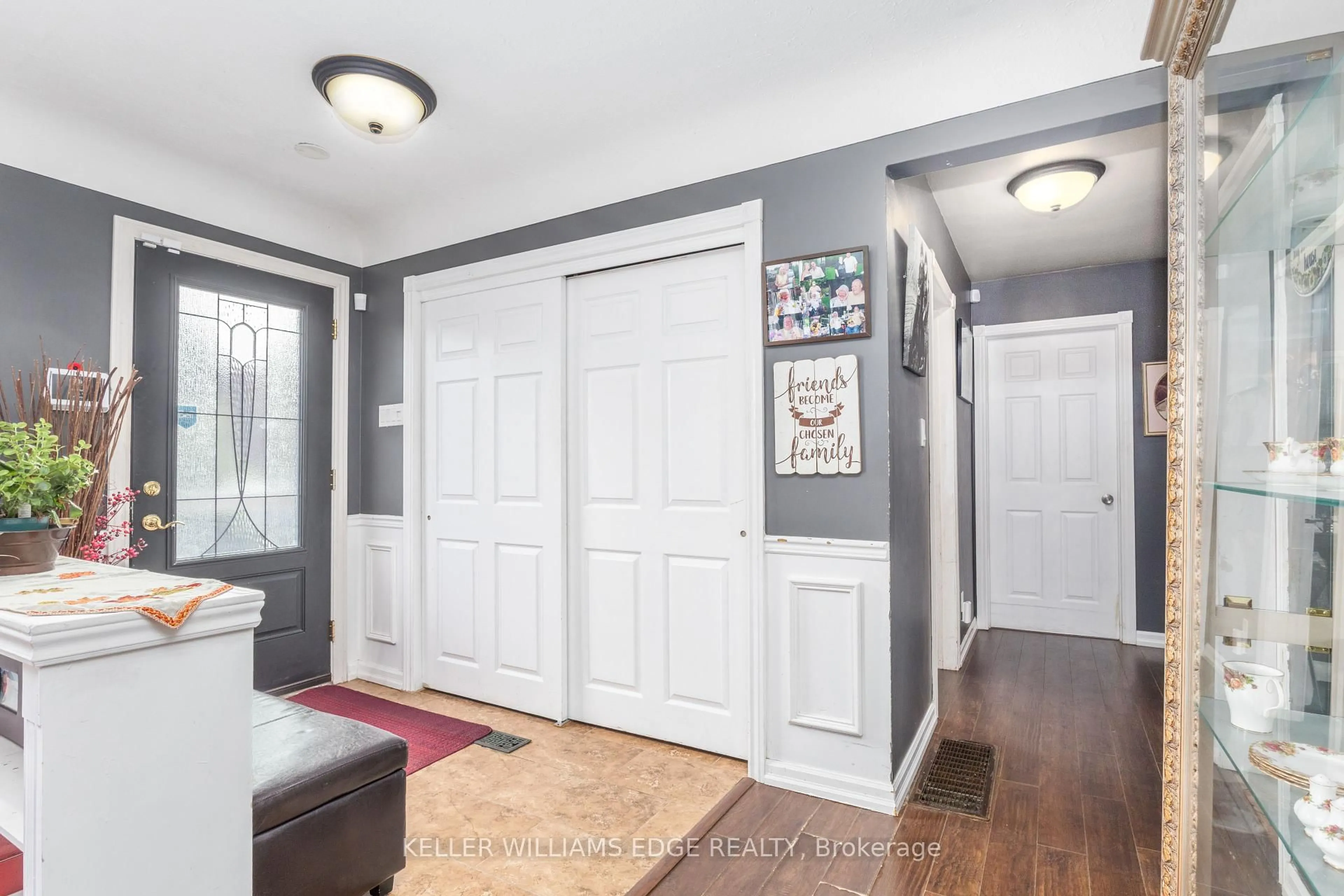 Indoor entryway for 156 Hammersmith Crt, Burlington Ontario L7L 4N5
