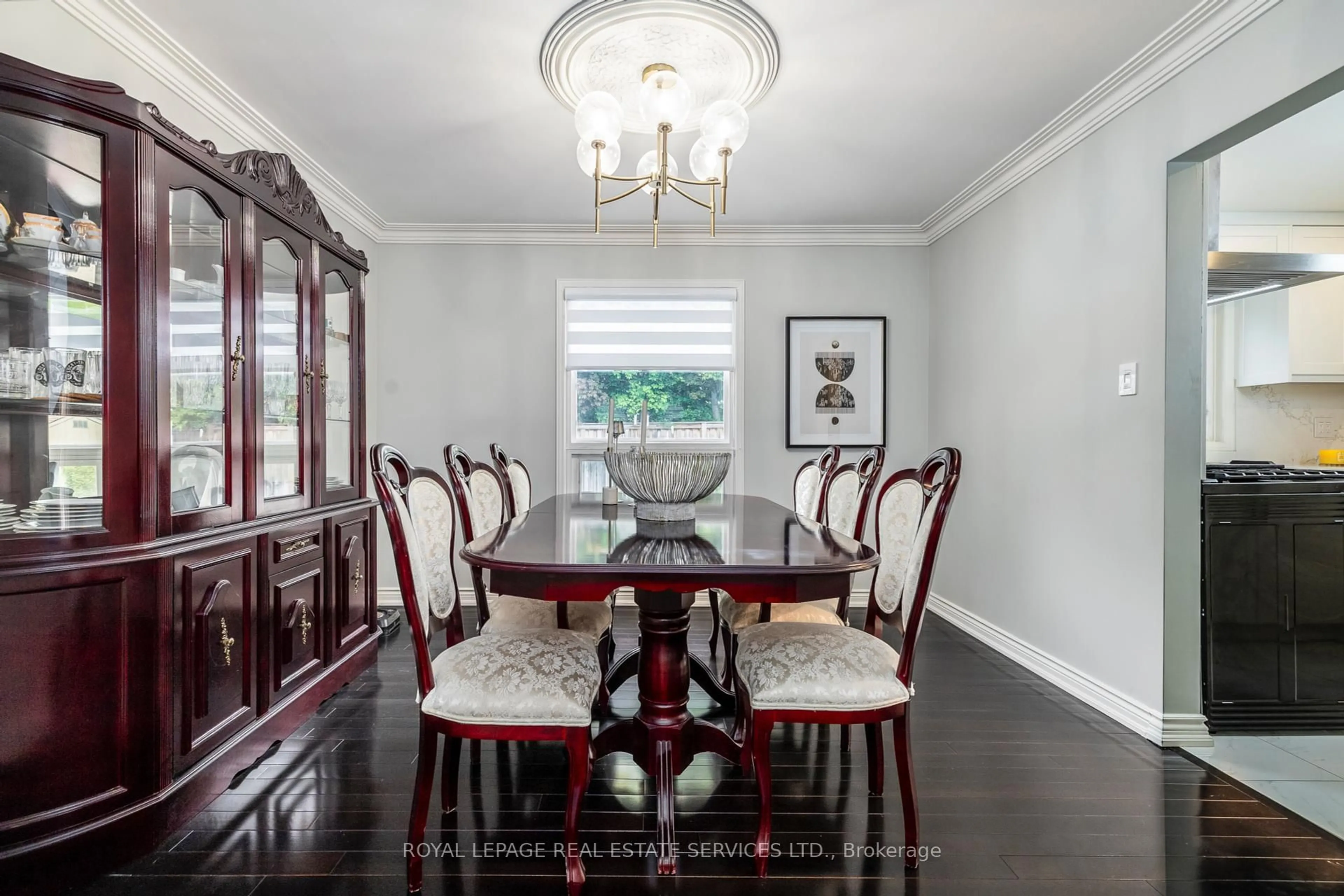 Dining room, wood/laminate floor for 6 Dawnridge Tr, Brampton Ontario L6Z 2A1
