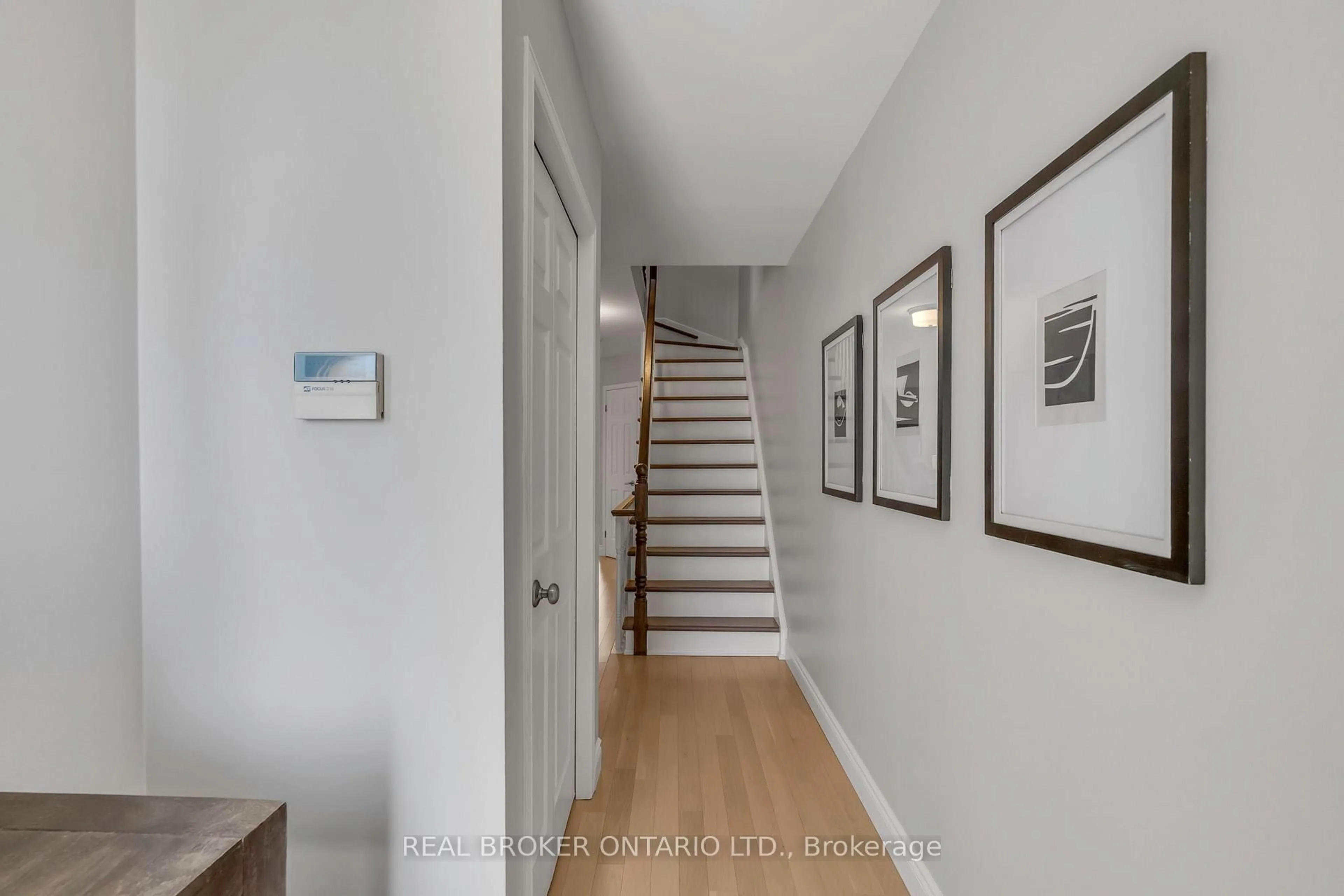 Indoor entryway for 2015 Cleaver Ave #26, Burlington Ontario L7M 4J7