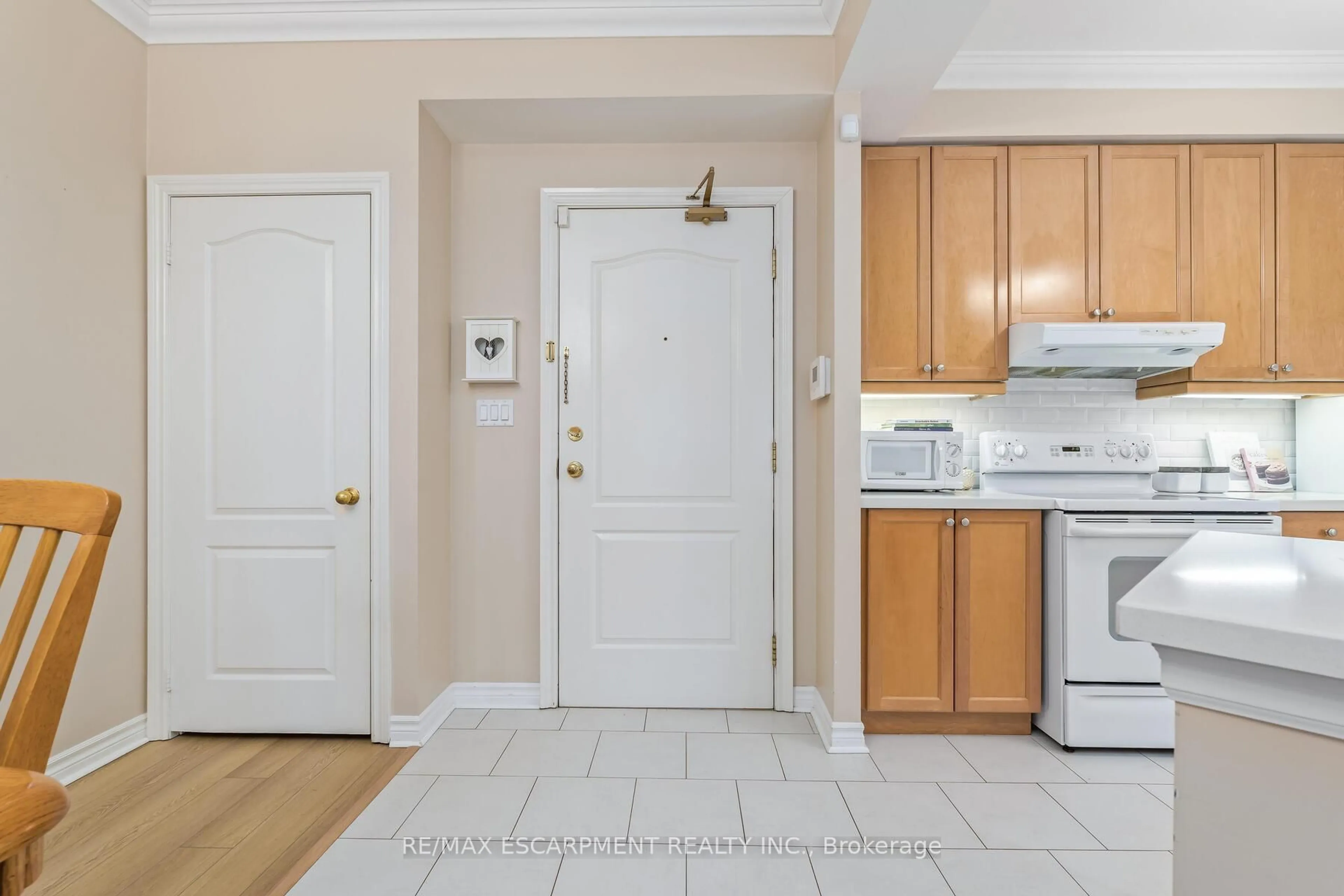 Indoor entryway for 3351 Cawthra Rd #116, Mississauga Ontario L5A 4N5