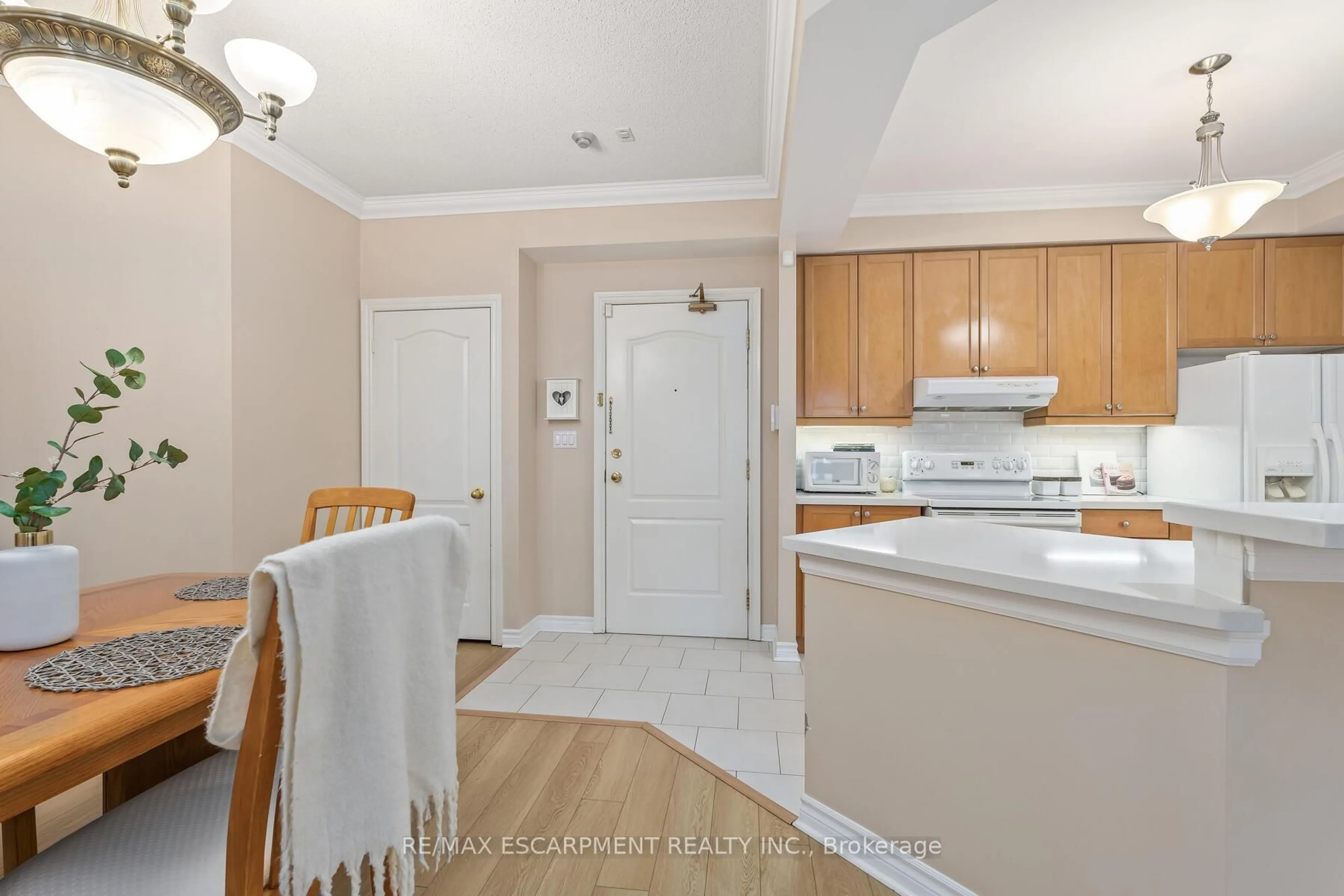 Standard kitchen, unknown for 3351 Cawthra Rd #116, Mississauga Ontario L5A 4N5