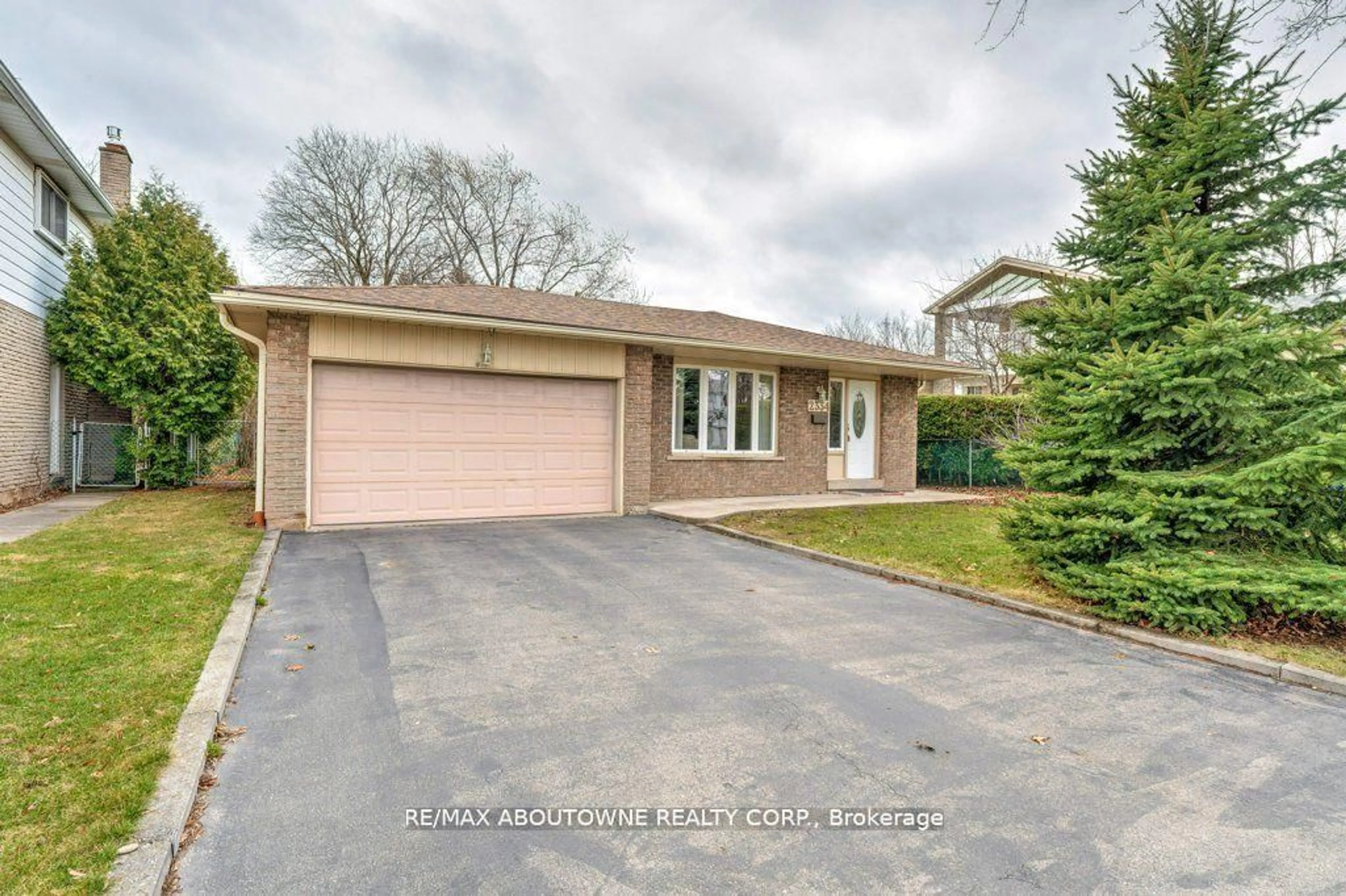 Home with brick exterior material, street for 2334 Wyandotte Dr, Oakville Ontario L6L 2T6