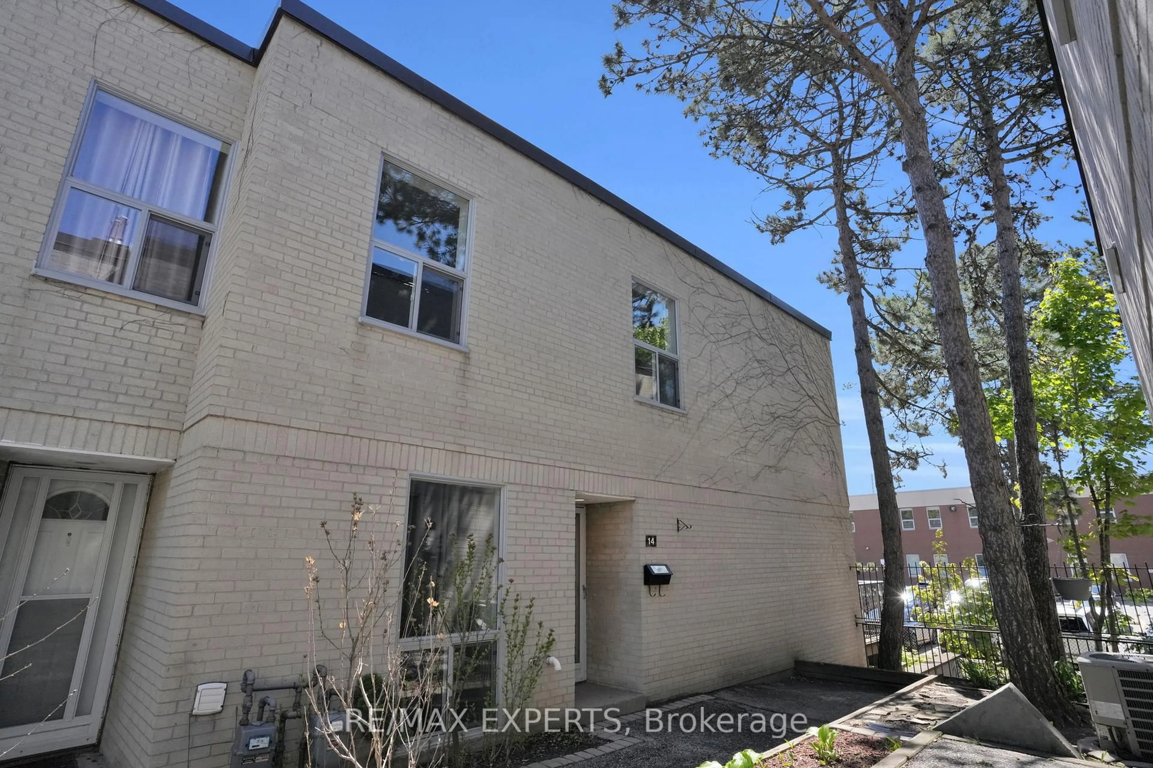 A pic from outside/outdoor area/front of a property/back of a property/a pic from drone, street for 7 Four Winds Dr #14, Toronto Ontario M3J 1K7