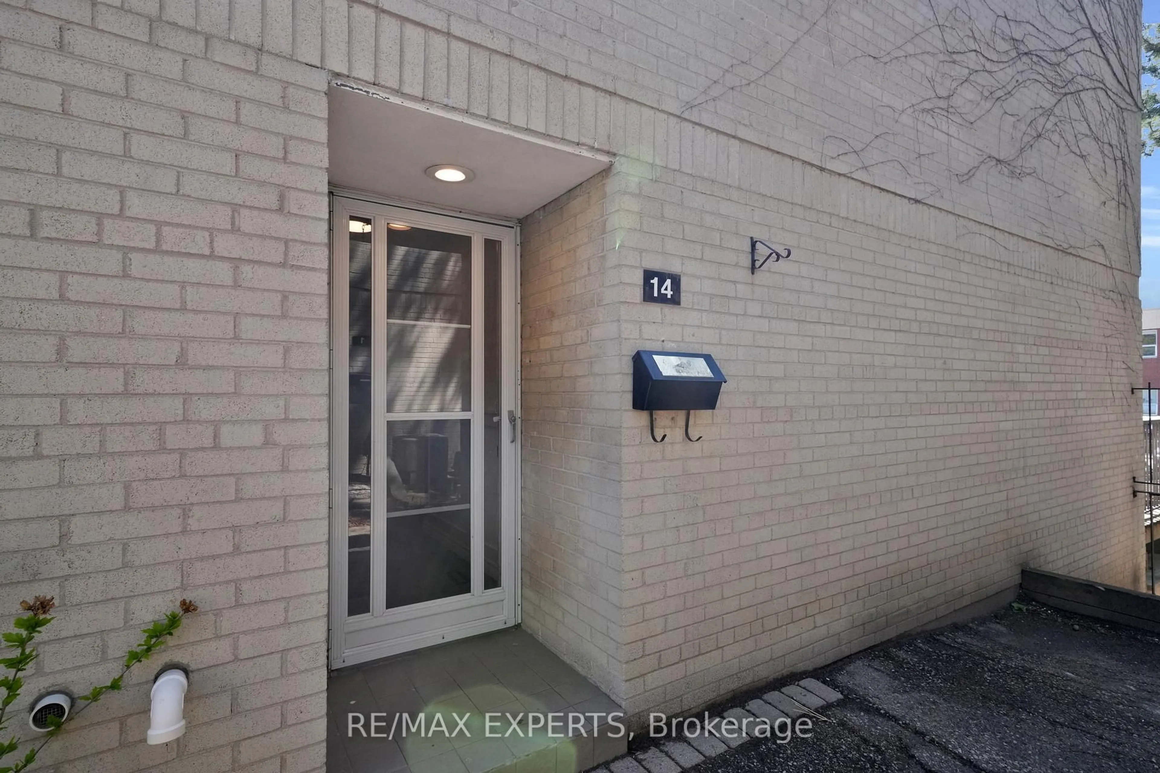 Indoor entryway for 7 Four Winds Dr #14, Toronto Ontario M3J 1K7