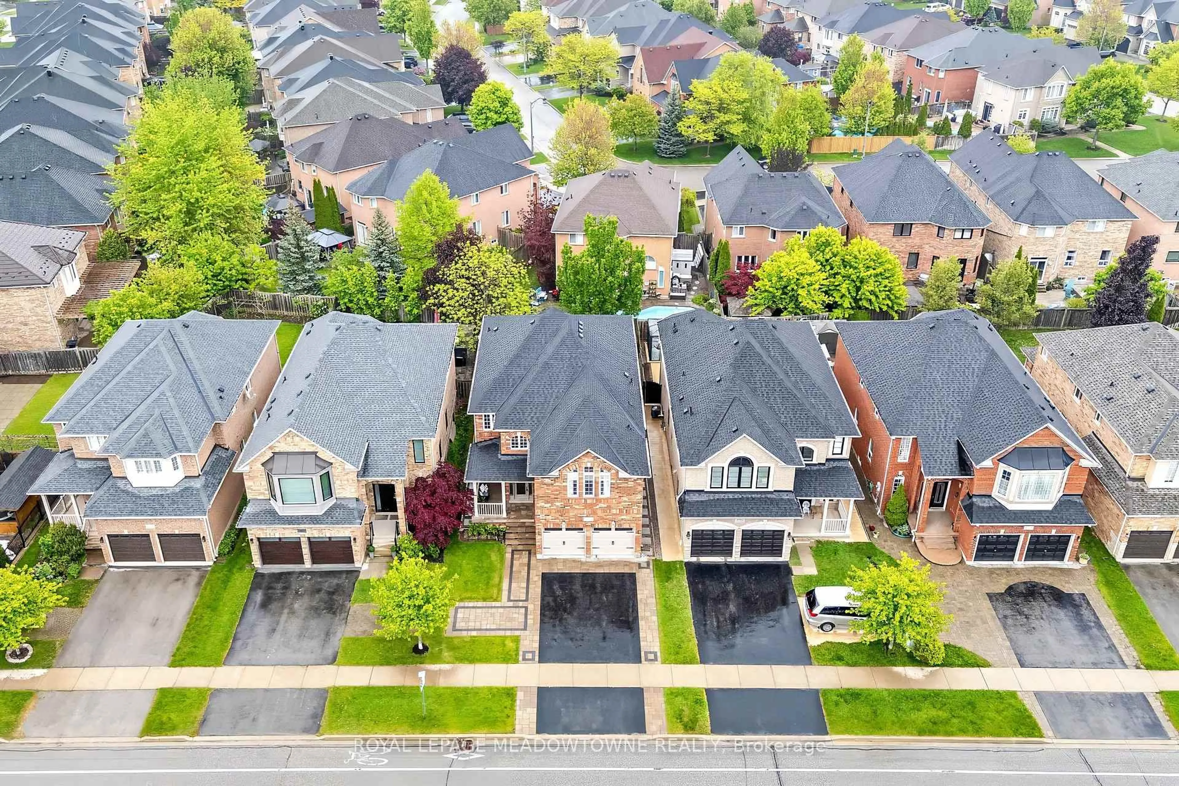 A pic from outside/outdoor area/front of a property/back of a property/a pic from drone, street for 2120 Pine Glen Rd, Oakville Ontario L6M 5B3