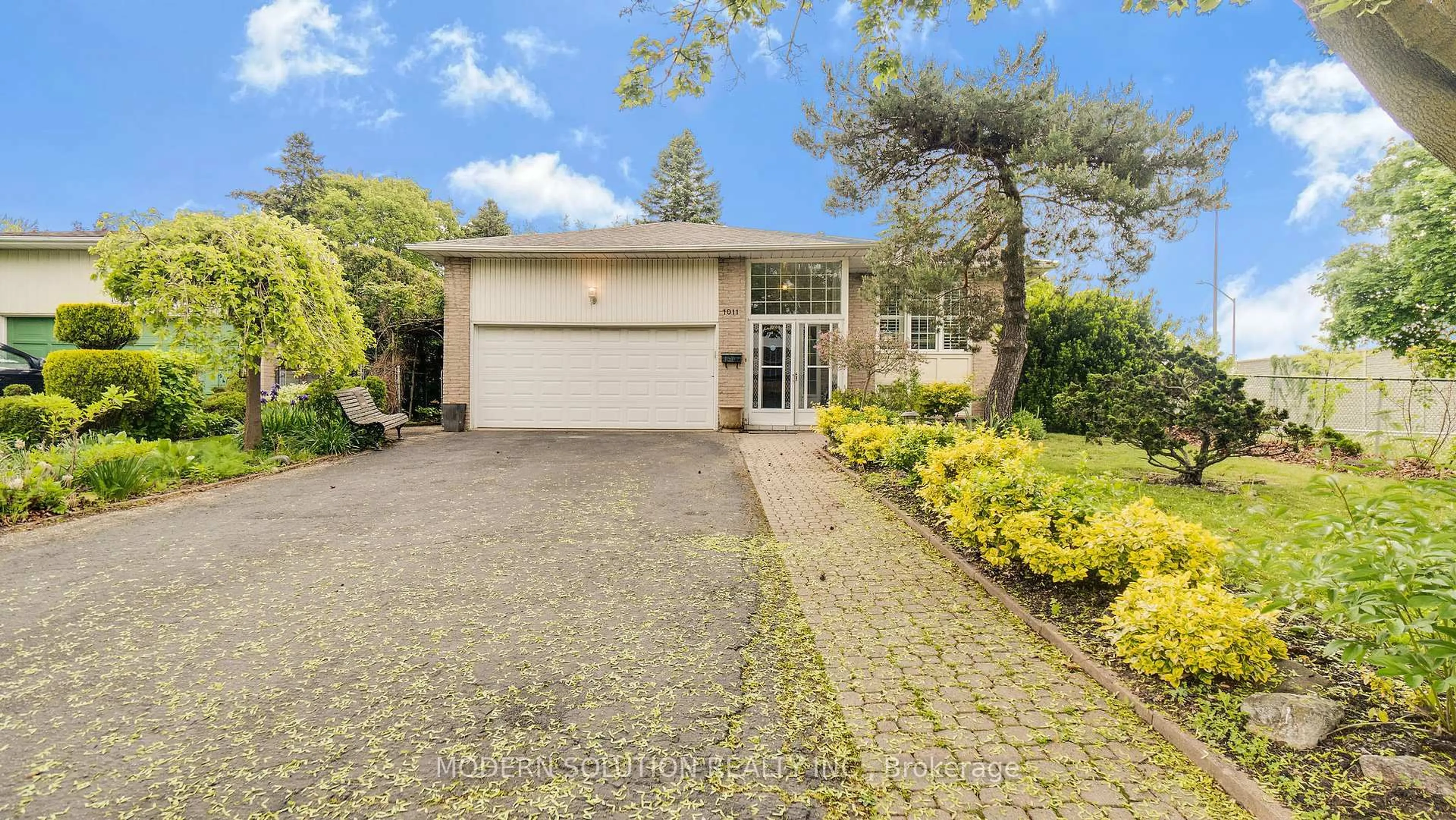 A pic from outside/outdoor area/front of a property/back of a property/a pic from drone, street for 1011 Pearson Dr, Oakville Ontario L6H 2Y9