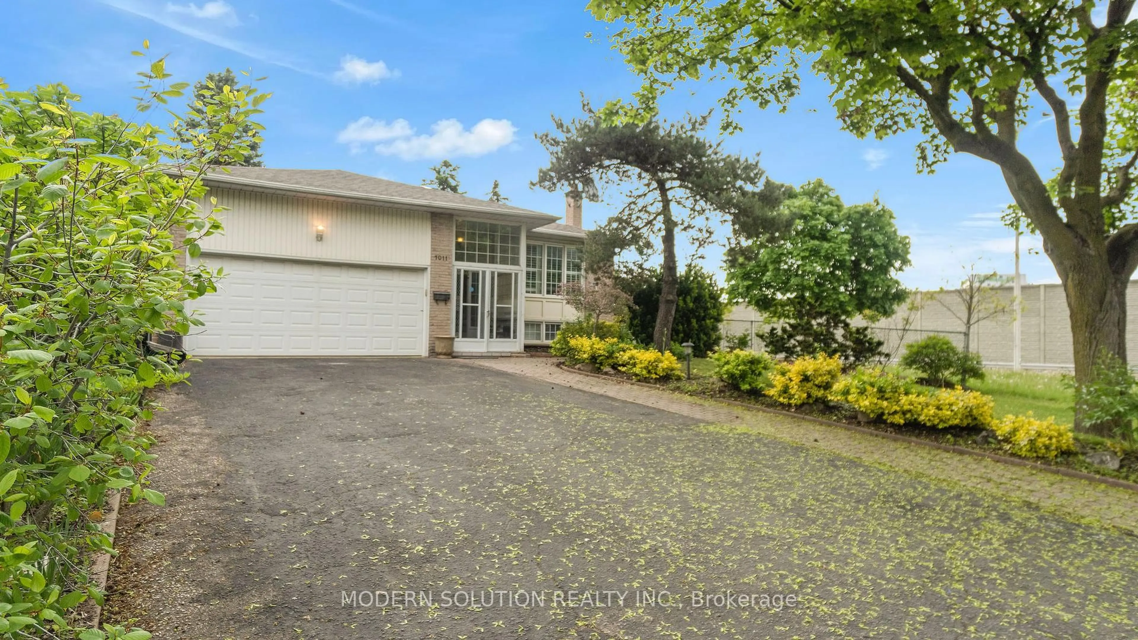 A pic from outside/outdoor area/front of a property/back of a property/a pic from drone, street for 1011 Pearson Dr, Oakville Ontario L6H 2Y9