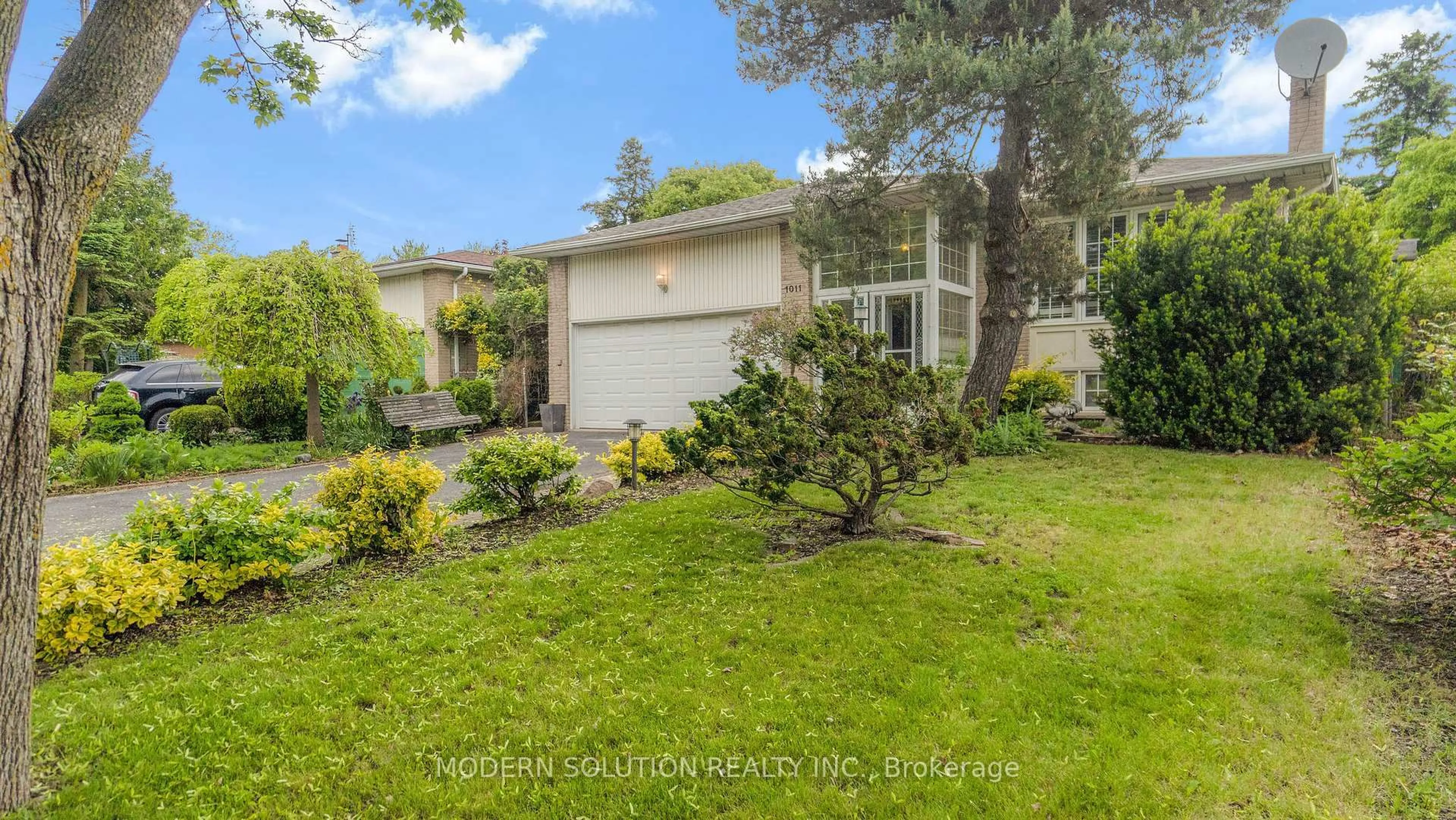 A pic from outside/outdoor area/front of a property/back of a property/a pic from drone, street for 1011 Pearson Dr, Oakville Ontario L6H 2Y9