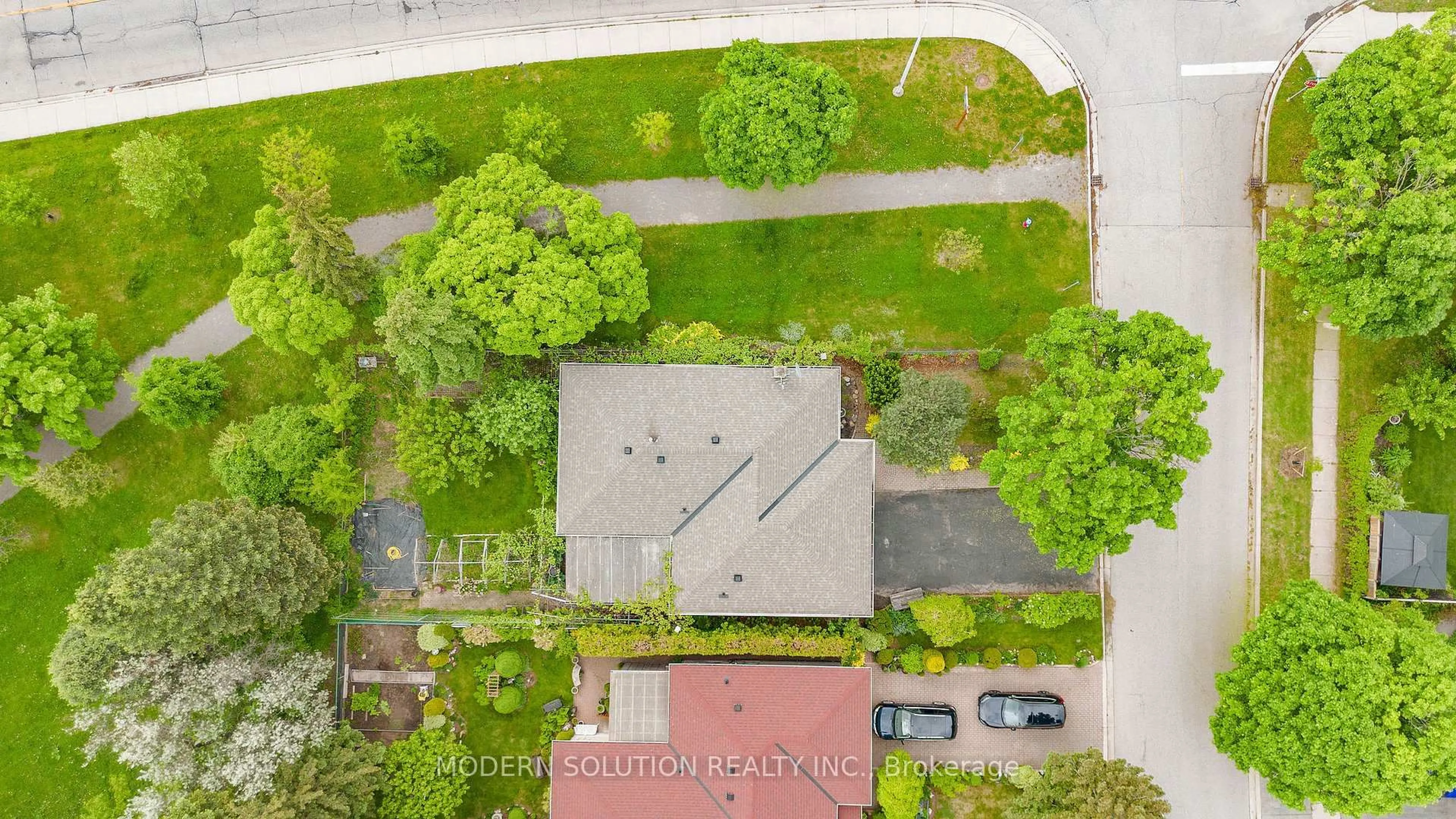 A pic from outside/outdoor area/front of a property/back of a property/a pic from drone, street for 1011 Pearson Dr, Oakville Ontario L6H 2Y9