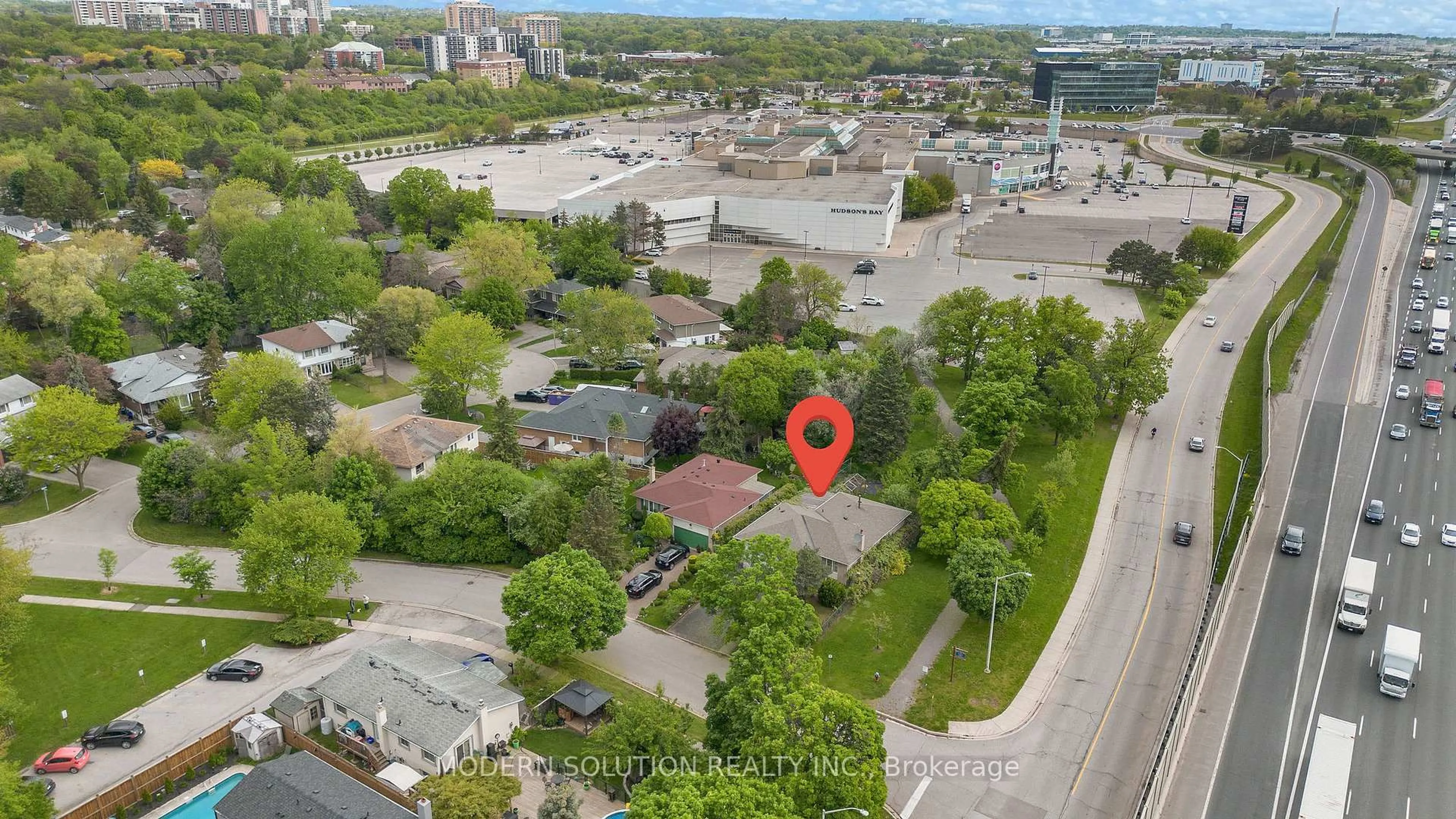 A pic from outside/outdoor area/front of a property/back of a property/a pic from drone, city buildings view from balcony for 1011 Pearson Dr, Oakville Ontario L6H 2Y9