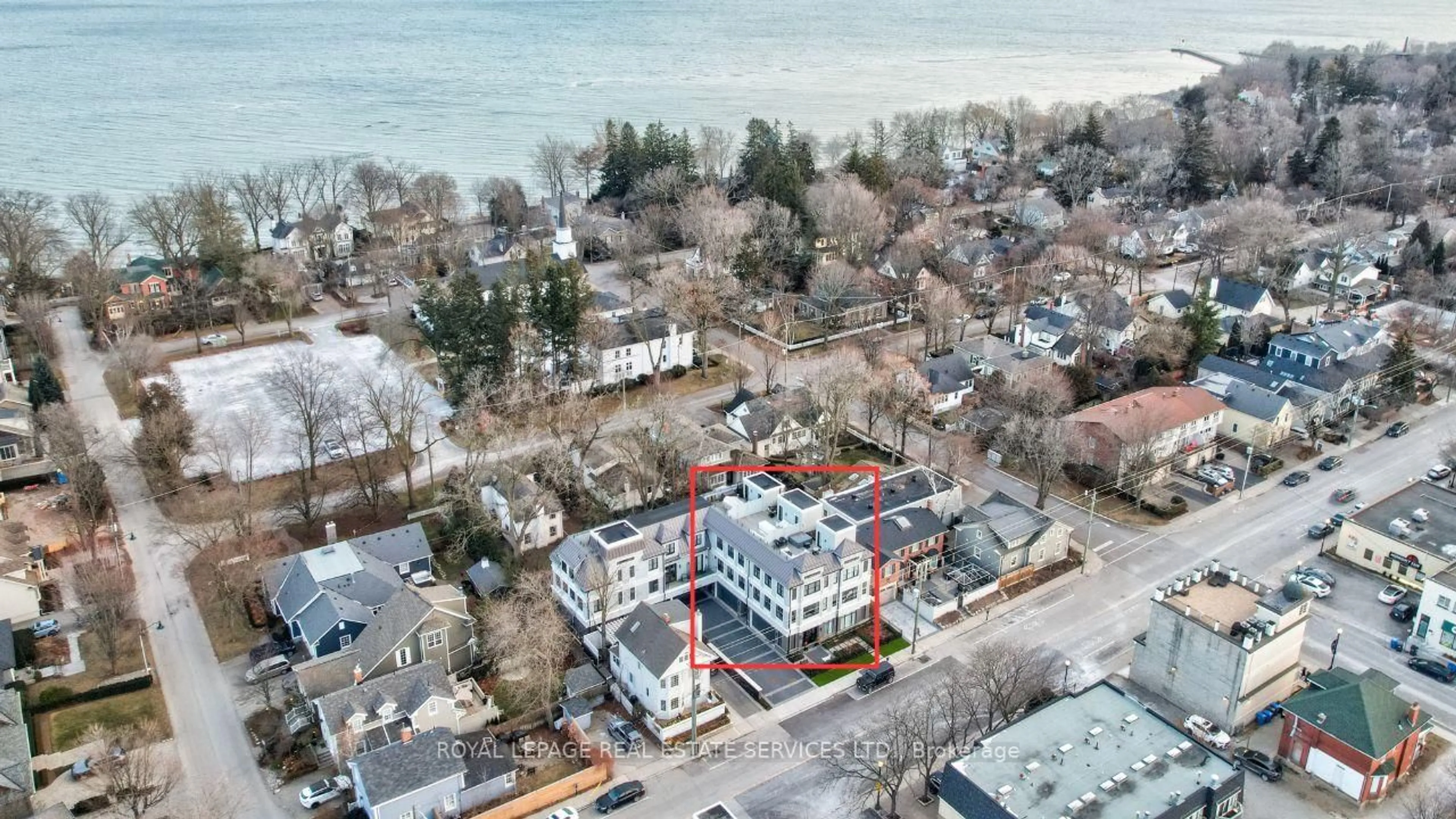 A pic from outside/outdoor area/front of a property/back of a property/a pic from drone, unknown for 336 Robinson St #2, Oakville Ontario L6J 1G9