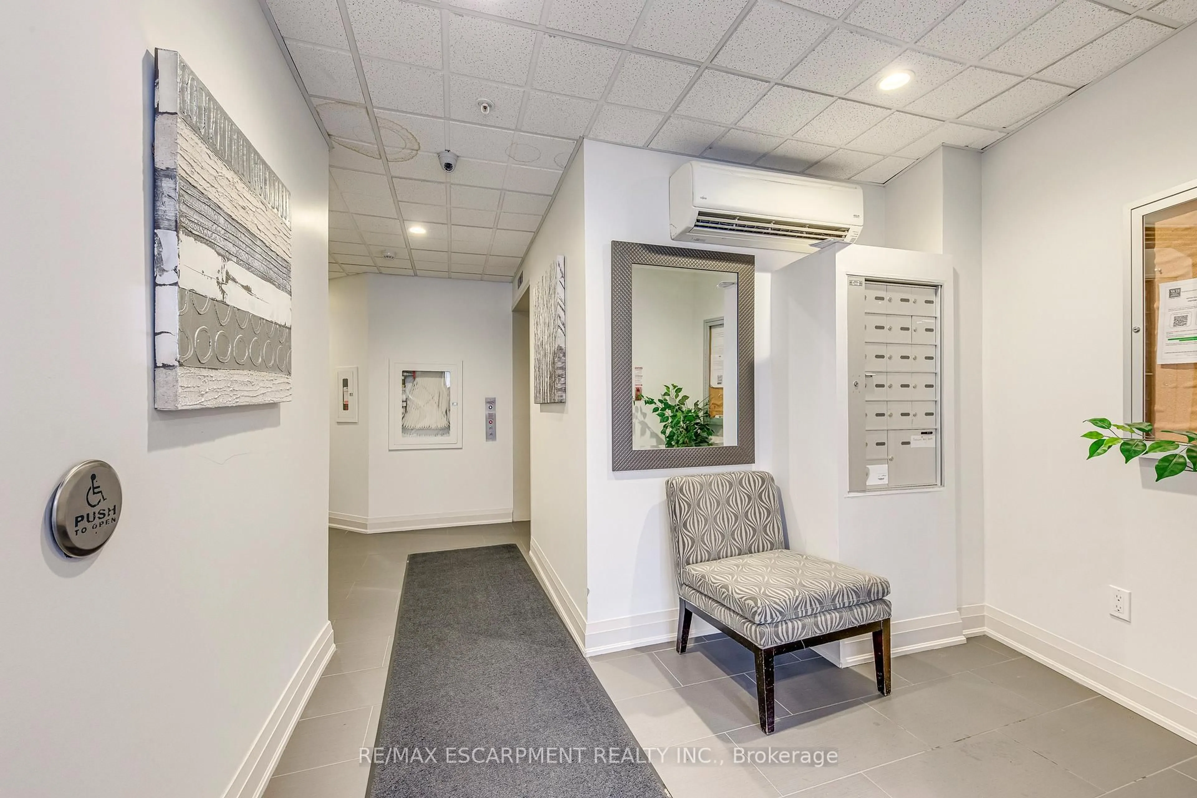 Indoor foyer for 70 Stewart St #401, Oakville Ontario L6K 1X5