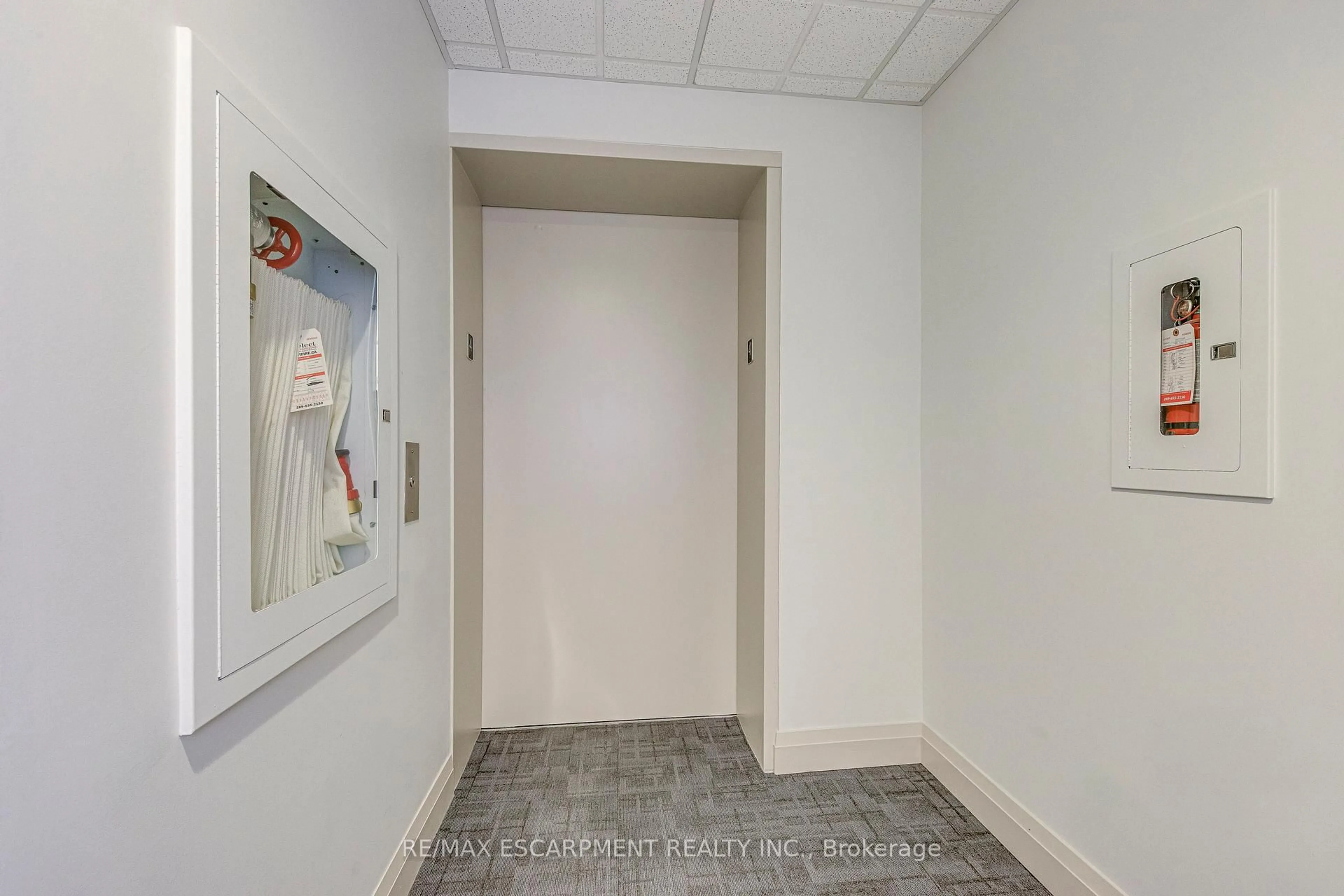 Indoor foyer for 70 Stewart St #401, Oakville Ontario L6K 1X5
