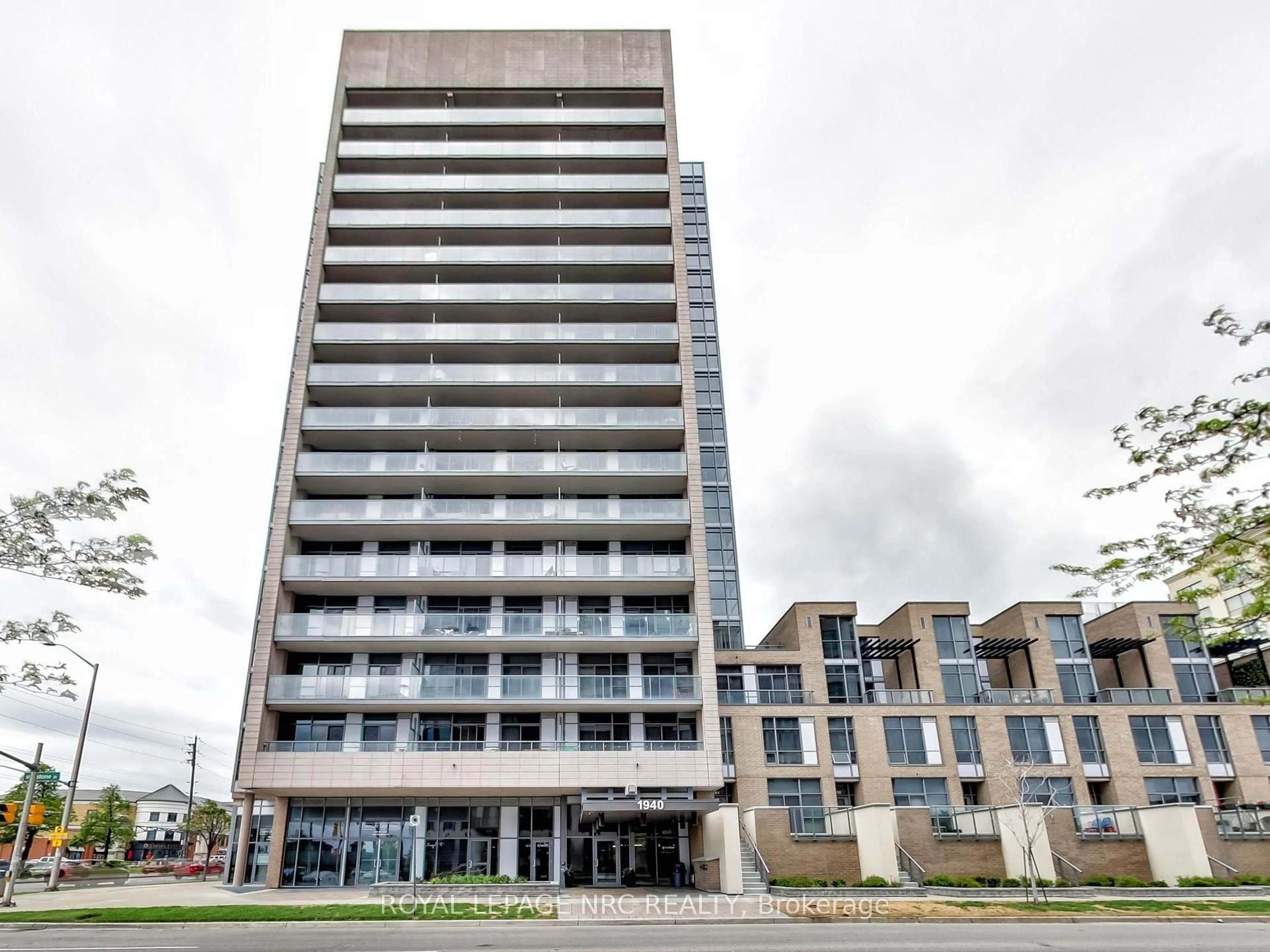Indoor foyer for 1940 Ironstone Dr #1208, Burlington Ontario L7L 0E4