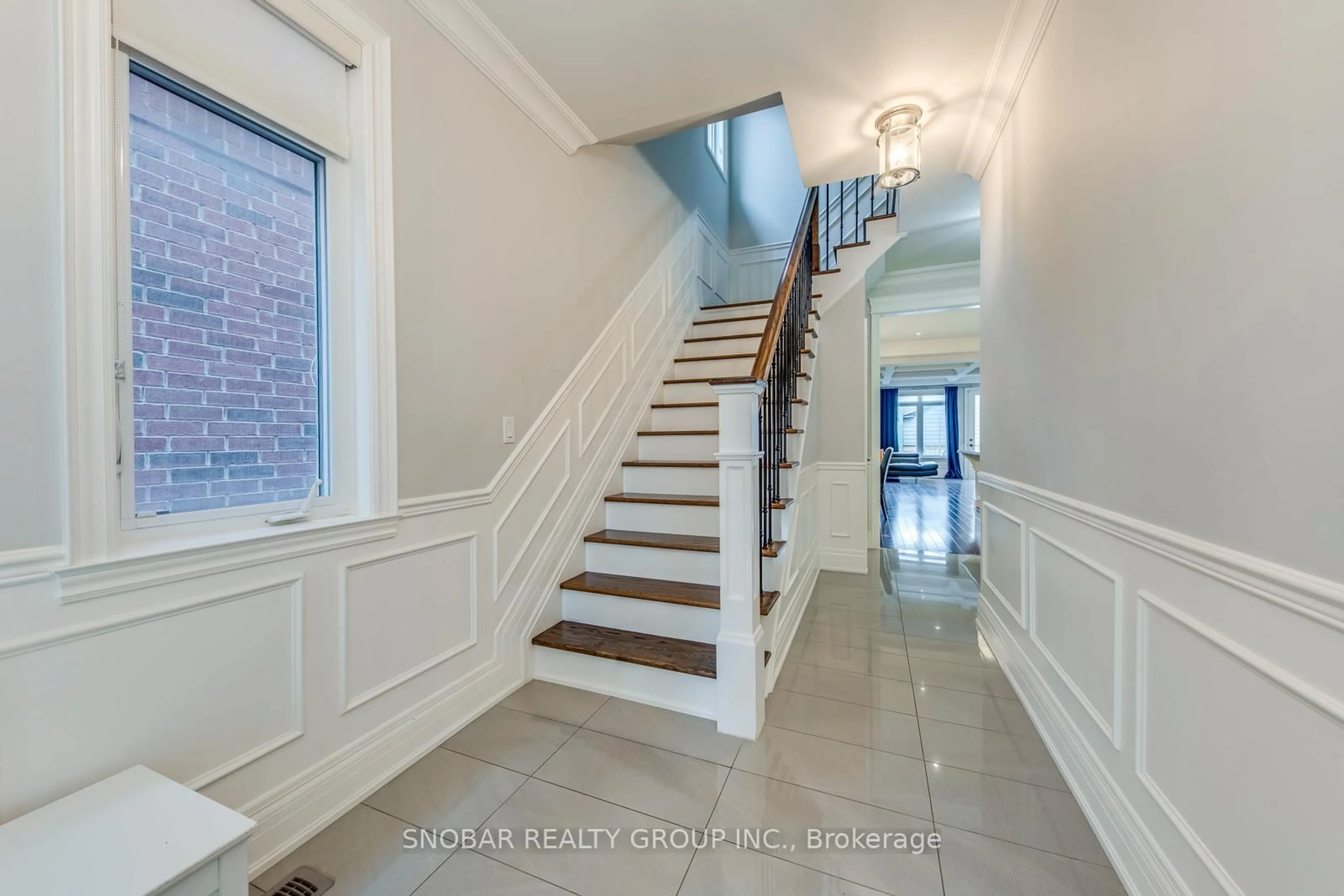 Indoor entryway for 797 Oxford St, Toronto Ontario M8Z 1L5