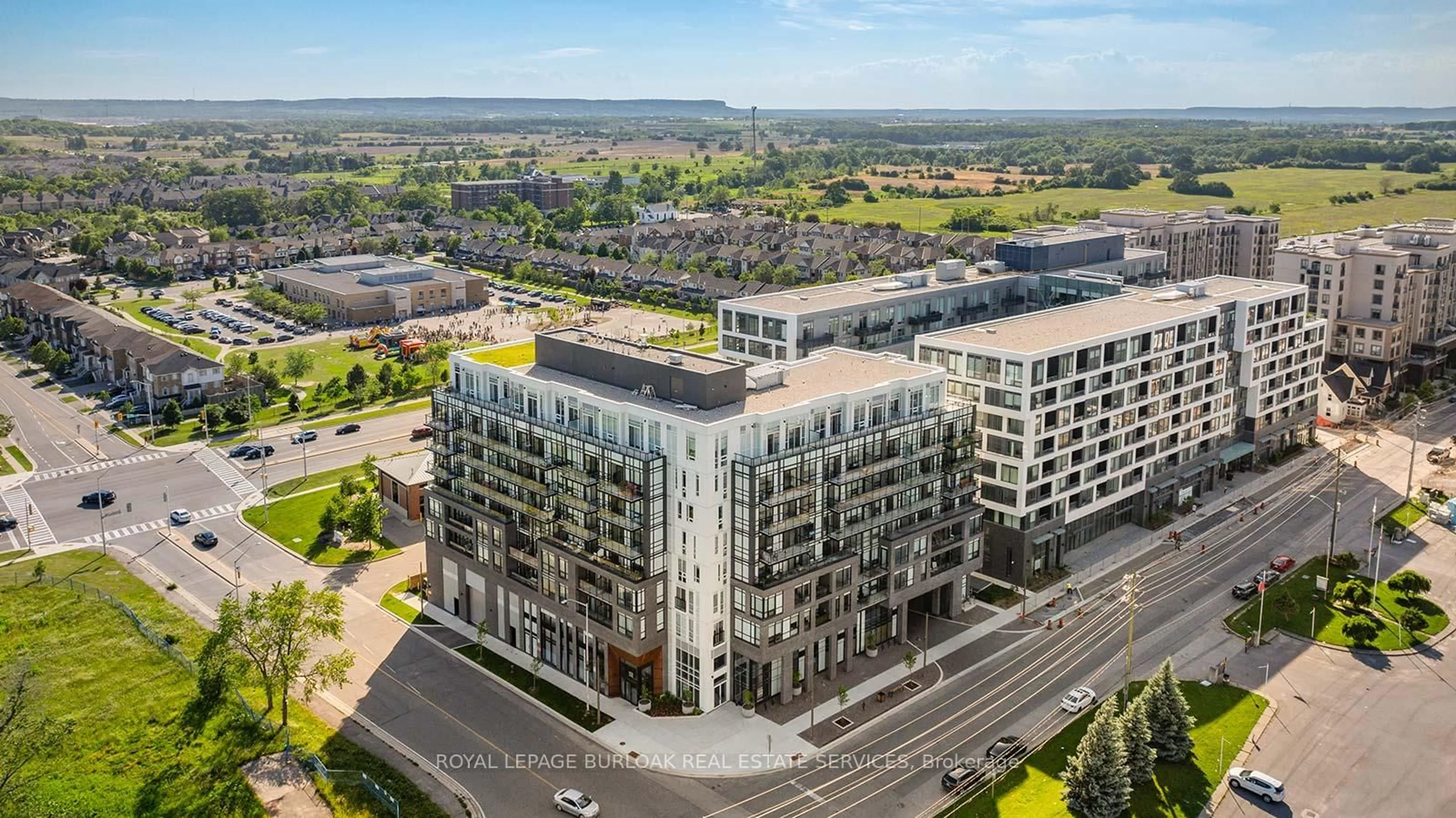 A pic from outside/outdoor area/front of a property/back of a property/a pic from drone, city buildings view from balcony for 3005 Pine Glen Rd, Oakville Ontario L6M 5P5