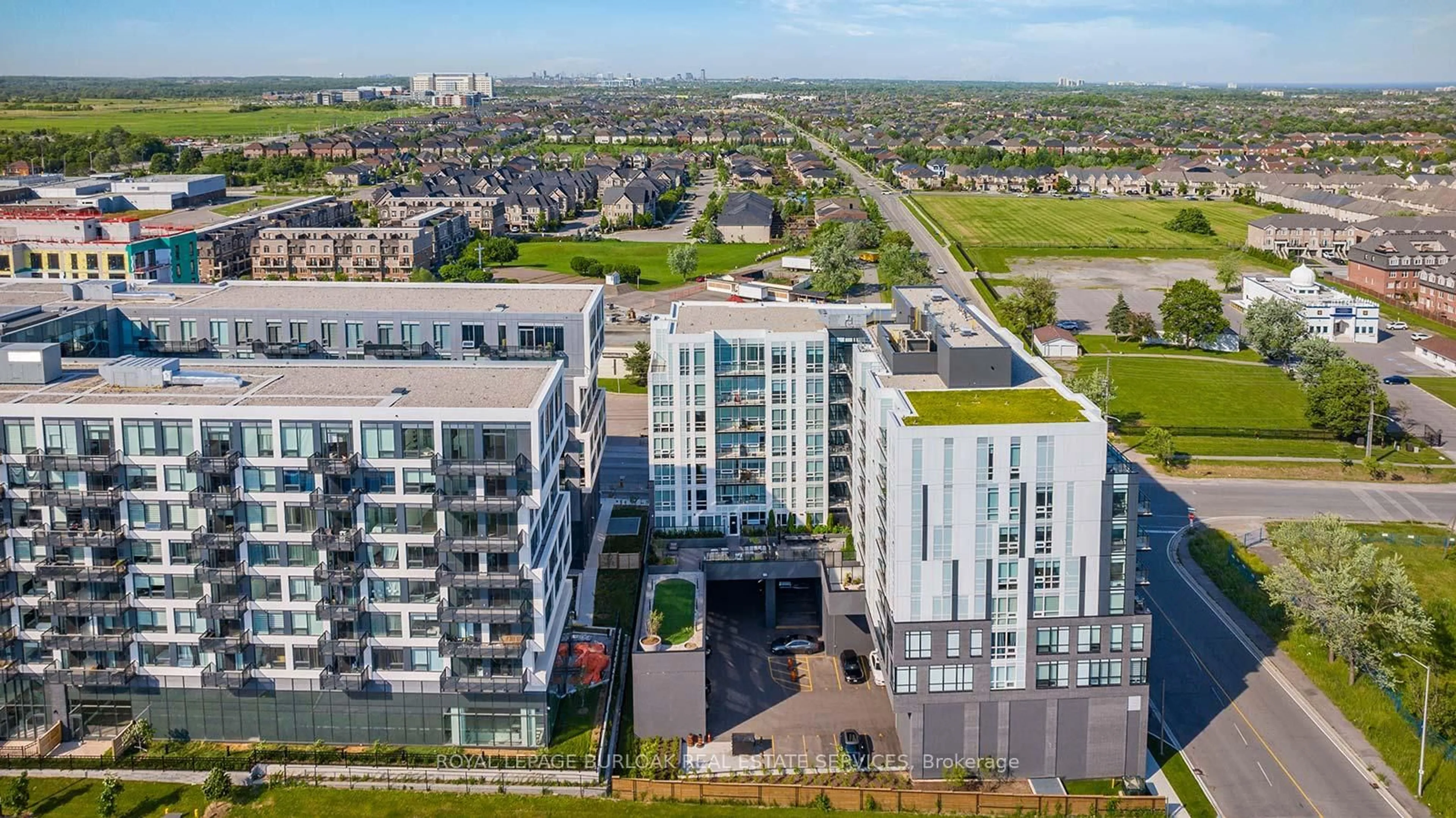 A pic from outside/outdoor area/front of a property/back of a property/a pic from drone, city buildings view from balcony for 3005 Pine Glen Rd, Oakville Ontario L6M 5P5