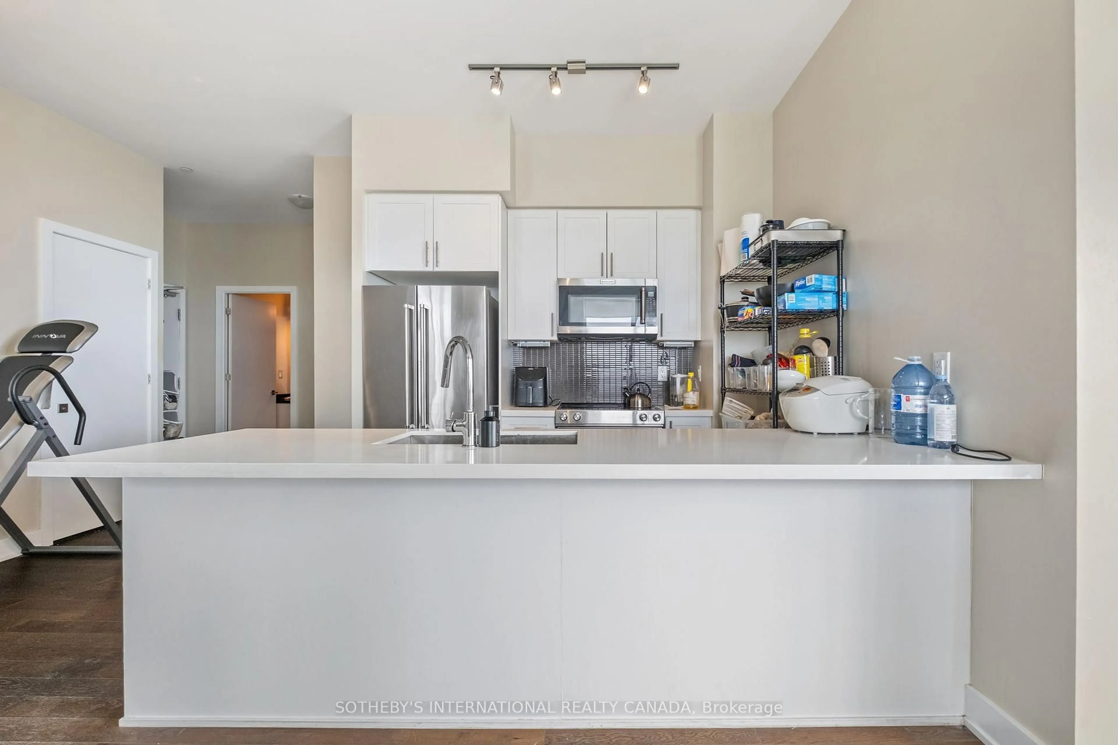 Standard kitchen, unknown for 4011 Brickstone Mews #4810 (LPH10), Mississauga Ontario L5B 0J7