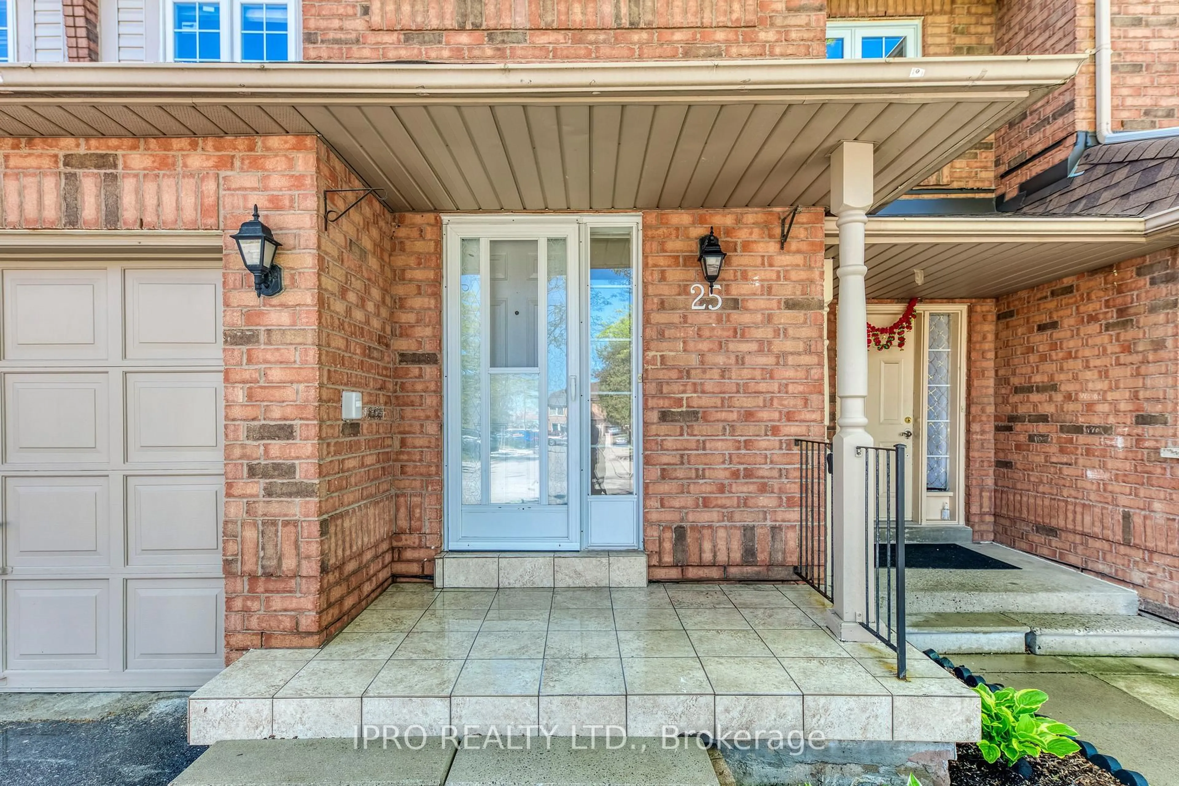 Indoor entryway for 10 Cherrytree Dr #25, Brampton Ontario L6Y 5E9
