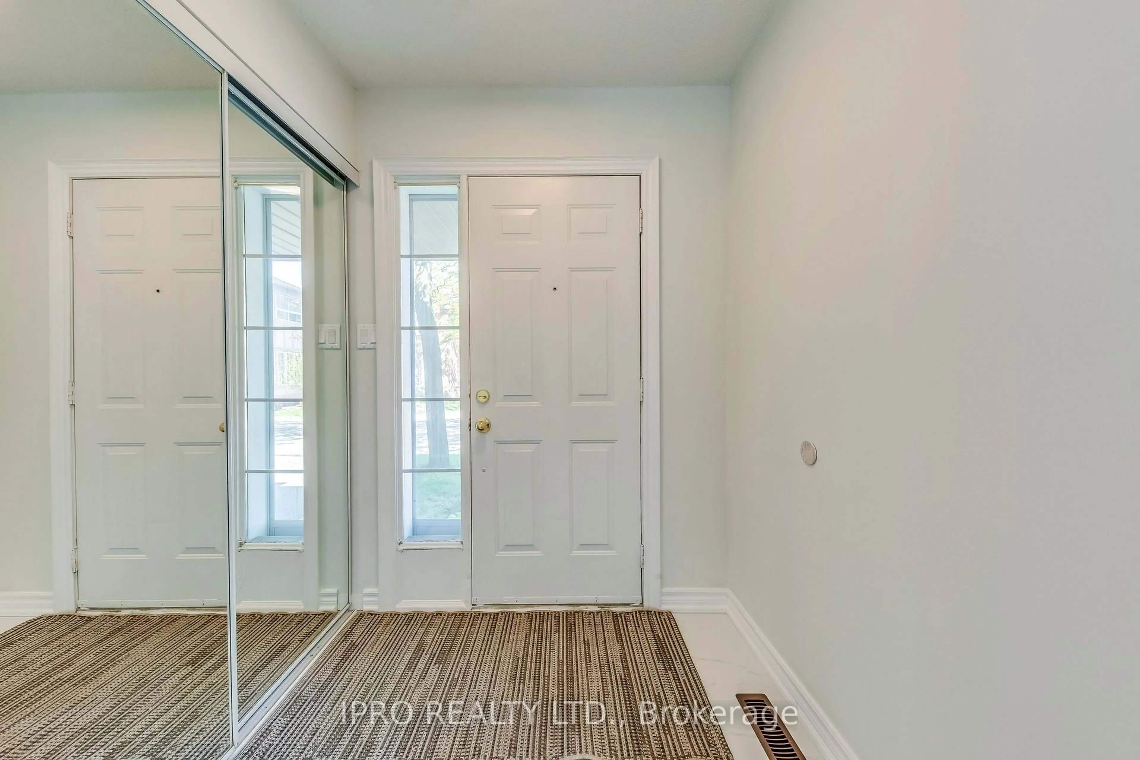 Indoor entryway for 10 Cherrytree Dr #25, Brampton Ontario L6Y 5E9