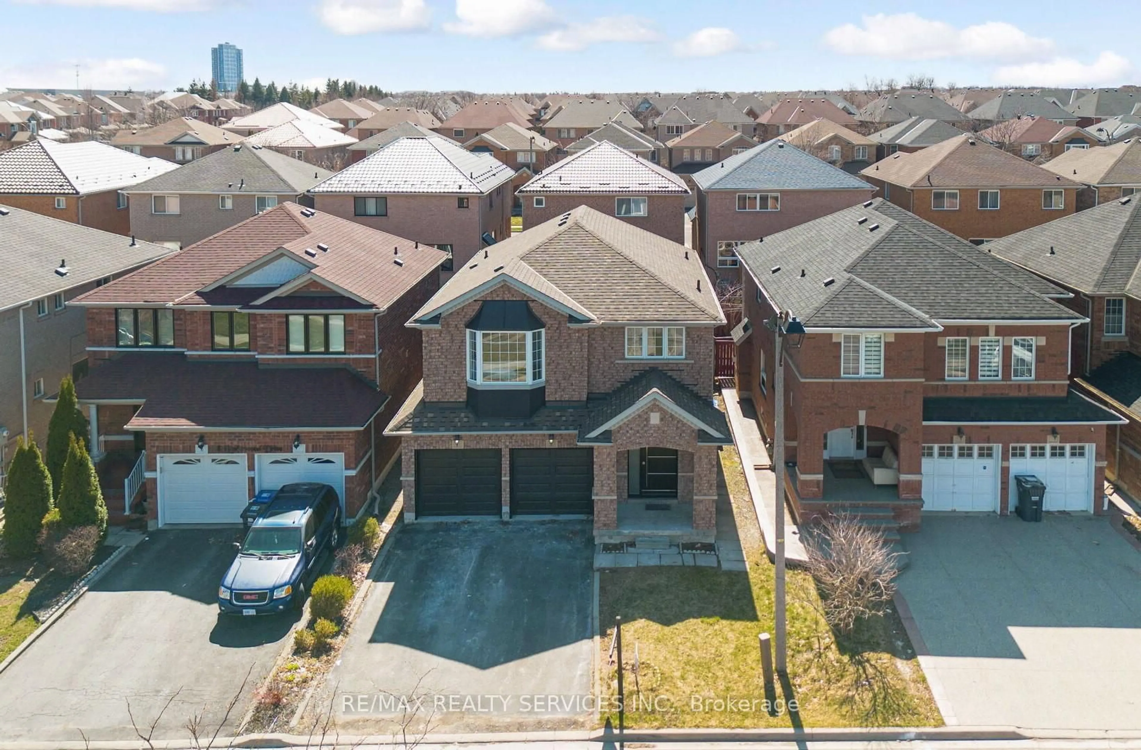 A pic from outside/outdoor area/front of a property/back of a property/a pic from drone, street for 10 Linderwood Dr, Brampton Ontario L7A 1R7