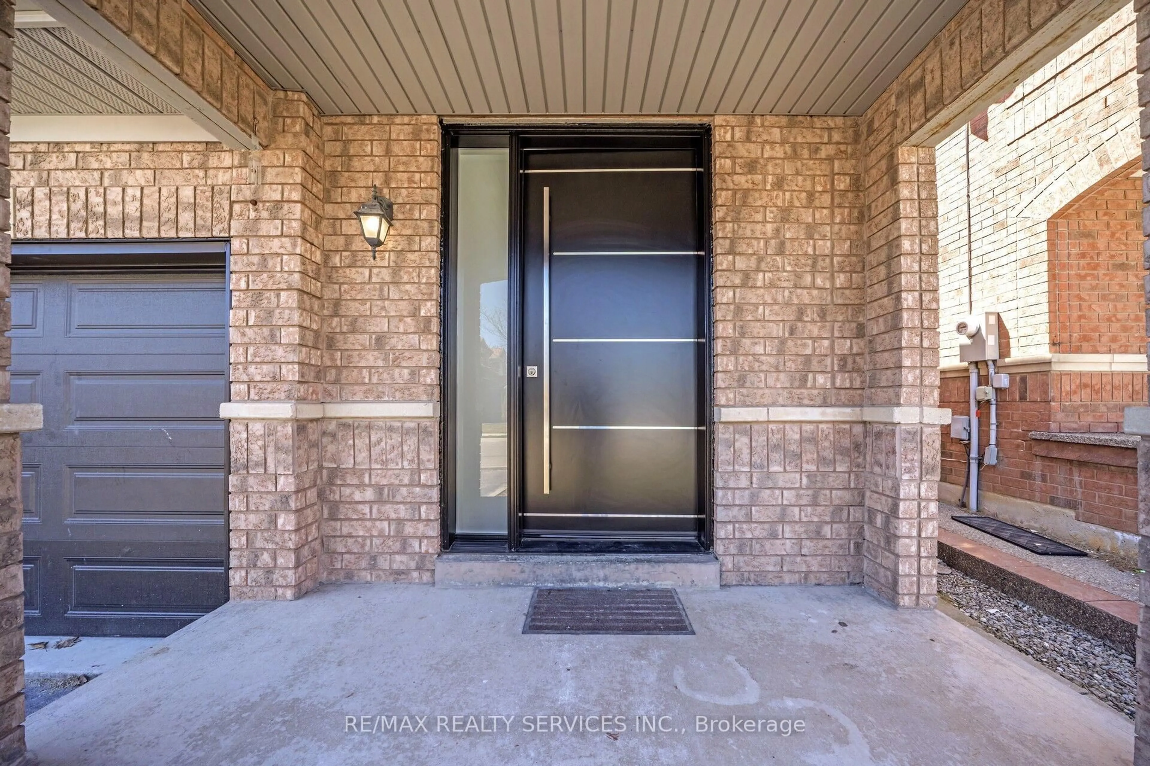Indoor entryway for 10 Linderwood Dr, Brampton Ontario L7A 1R7