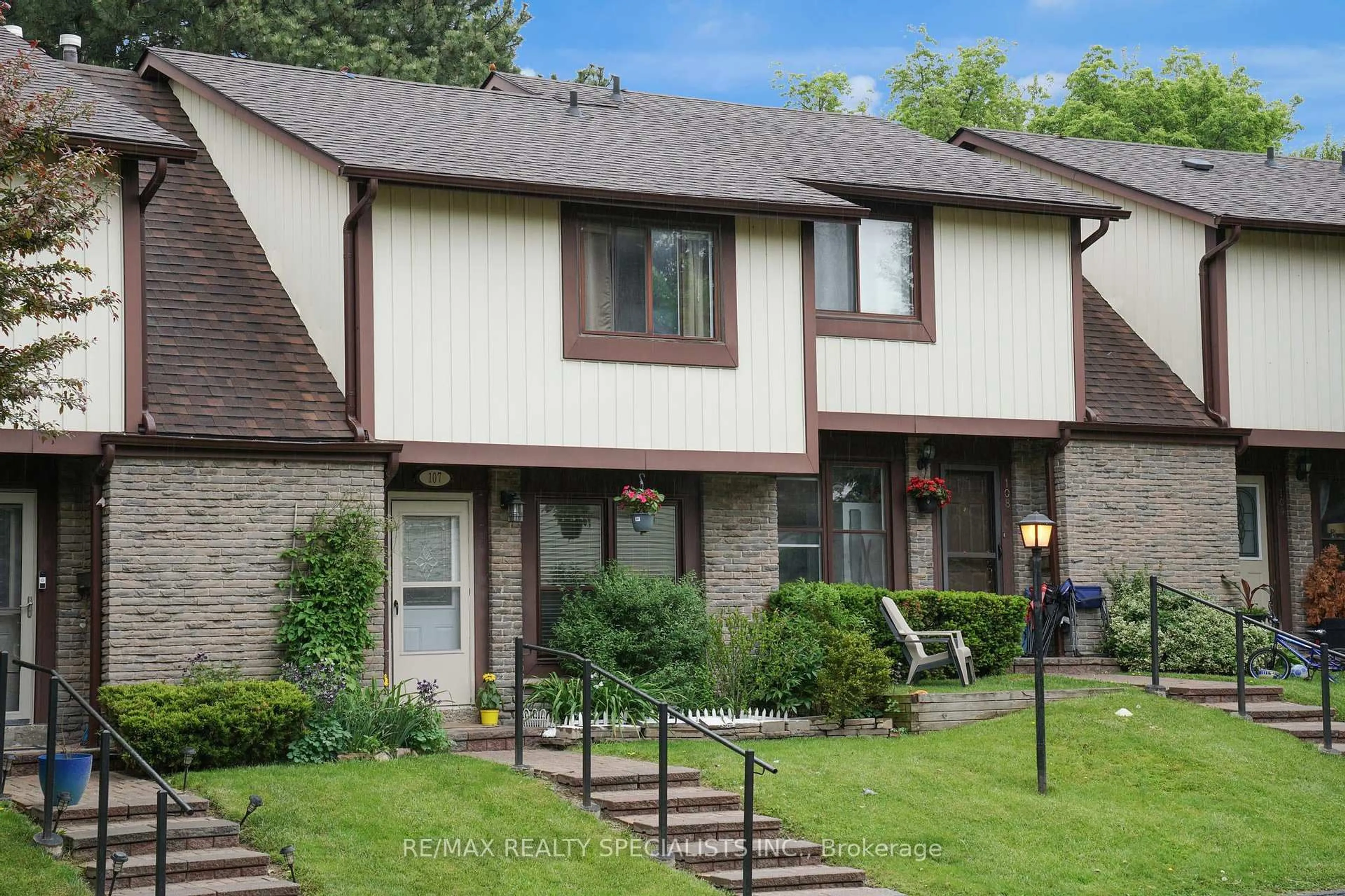 Home with vinyl exterior material, street for 6650 Falconer Dr #107, Mississauga Ontario L5N 1B5