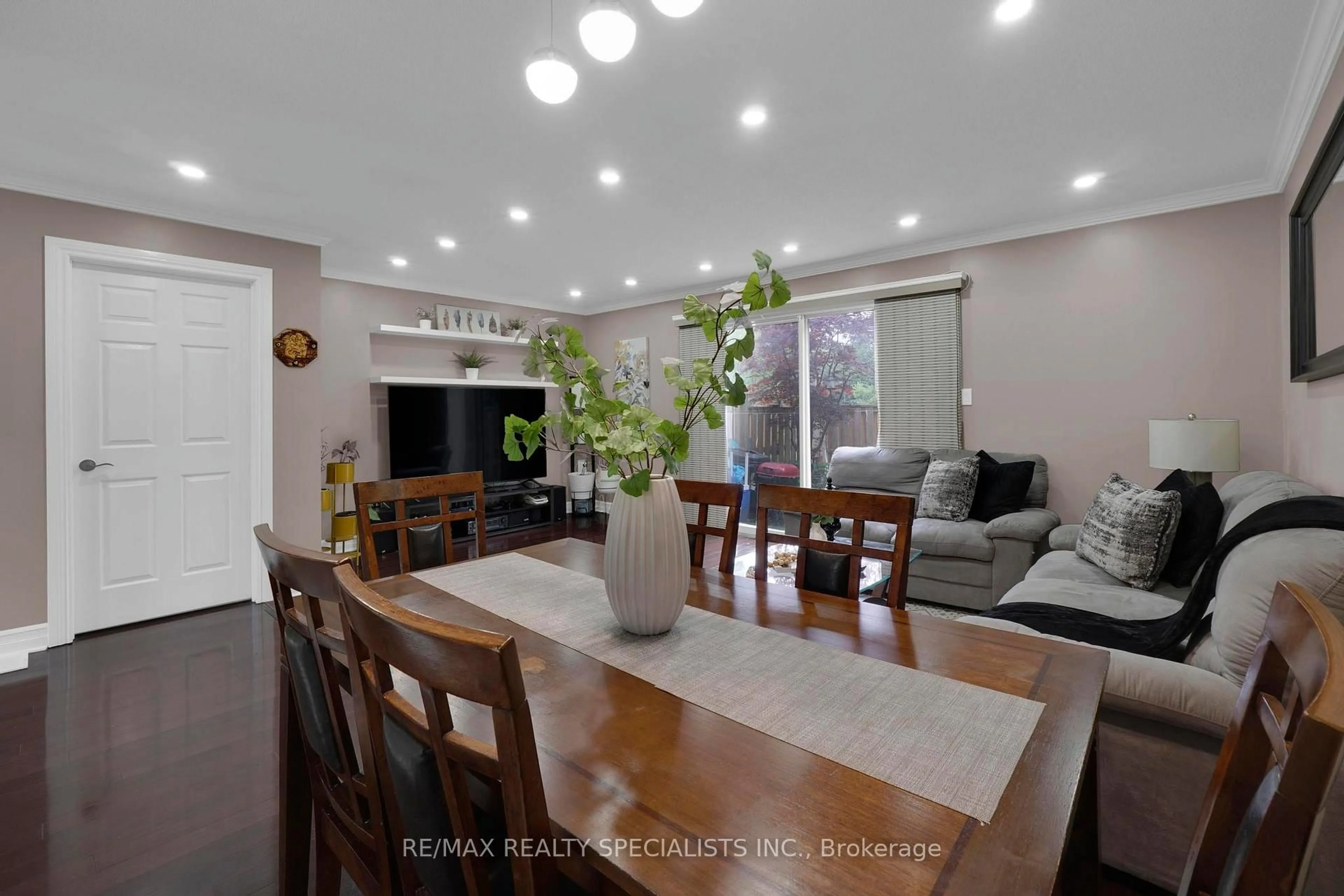 Dining room, wood/laminate floor for 6650 Falconer Dr #107, Mississauga Ontario L5N 1B5