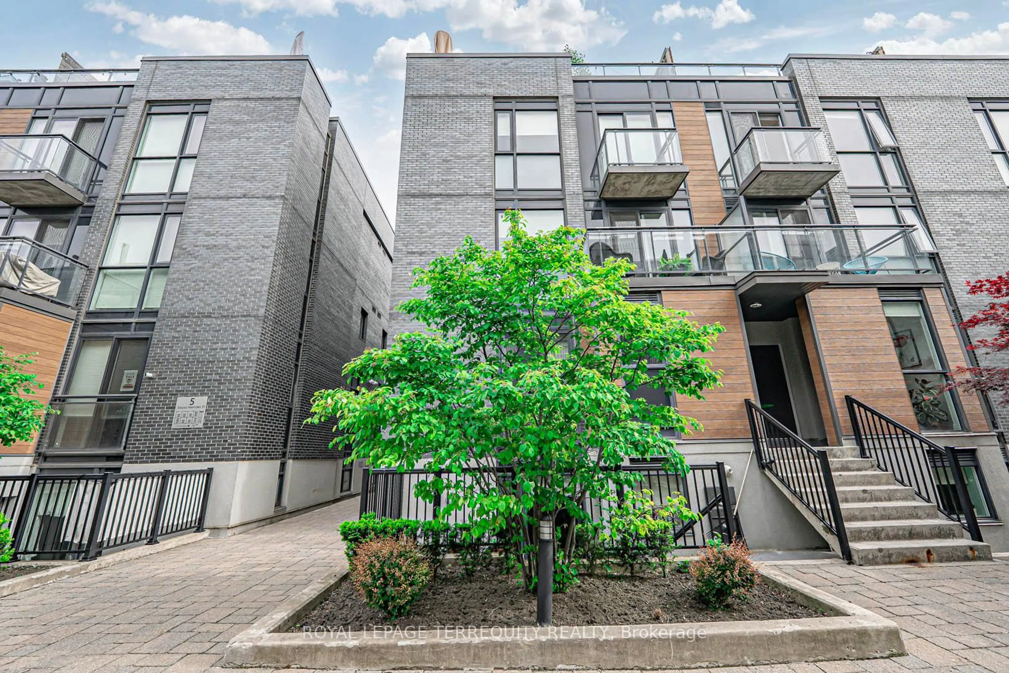 Patio, street for 15 Sousa Mendes St #402, Toronto Ontario M6P 0A9