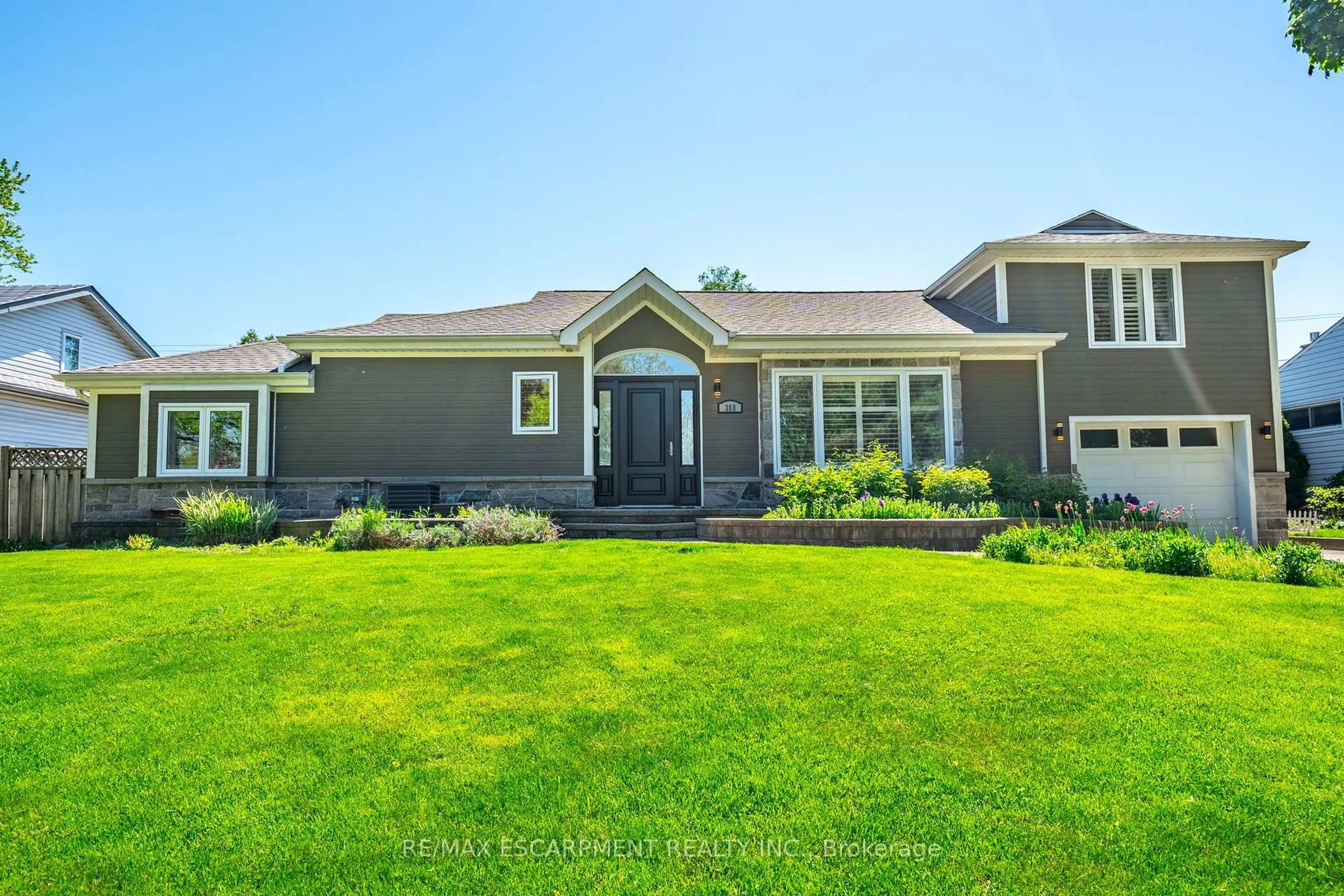 Home with vinyl exterior material, unknown for 388 Wilson Ave, Burlington Ontario L7L 2M9