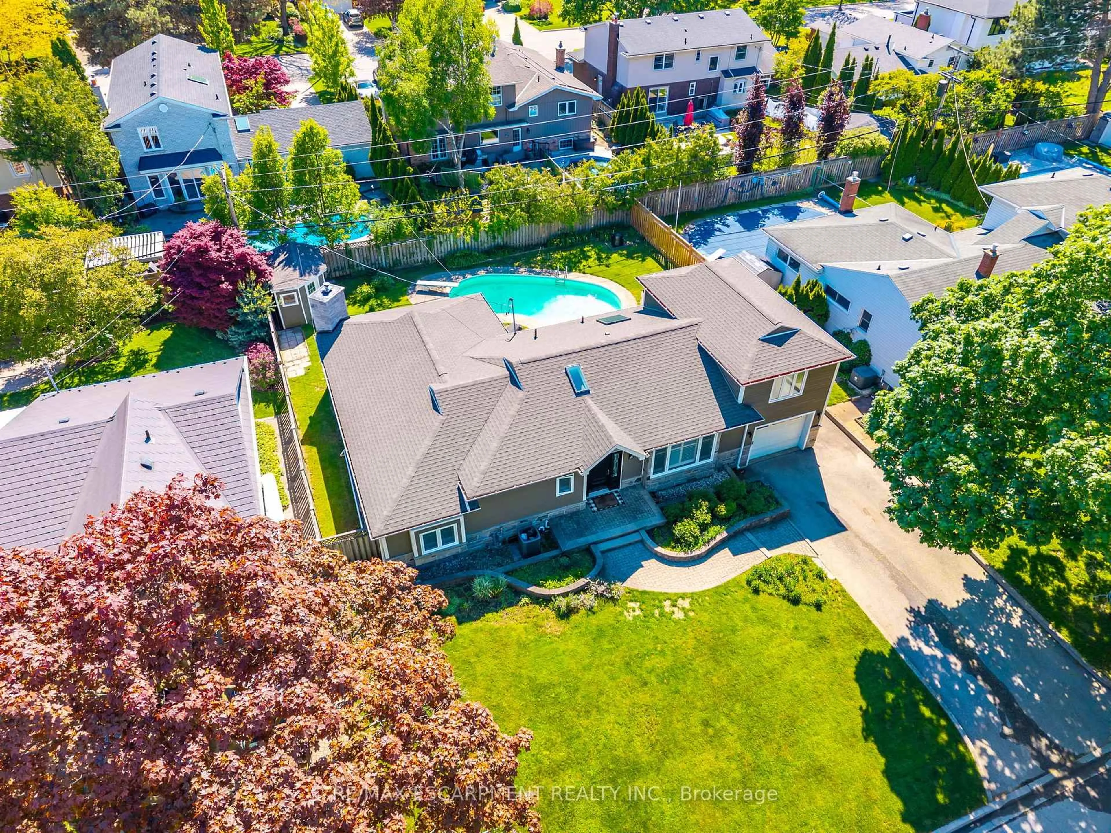 A pic from outside/outdoor area/front of a property/back of a property/a pic from drone, street for 388 Wilson Ave, Burlington Ontario L7L 2M9