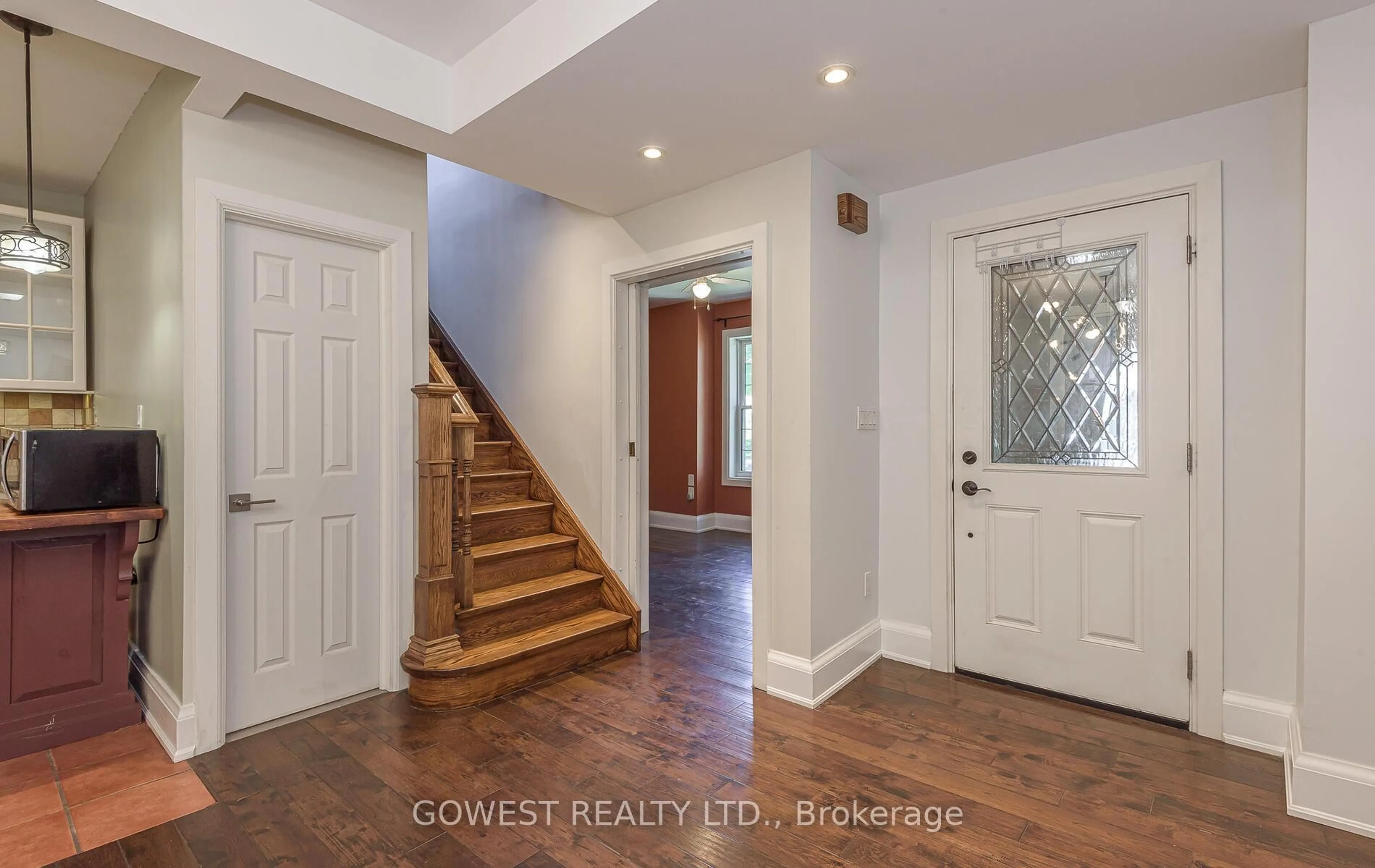 Indoor entryway for 39 Boustead Ave, Toronto Ontario M6R 1Y7