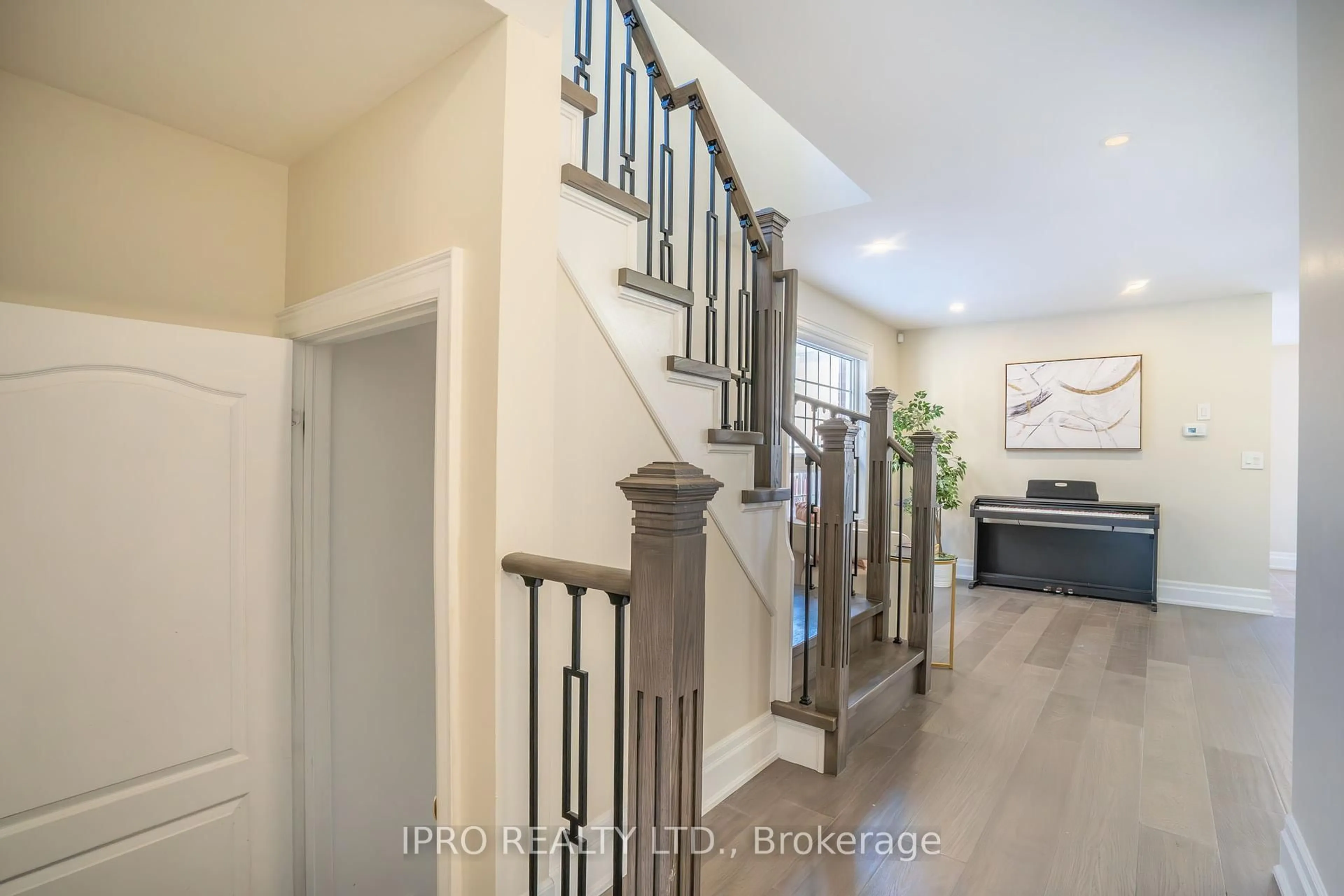 Indoor entryway for 620 Ferguson Dr #52, Milton Ontario L9T 0M8