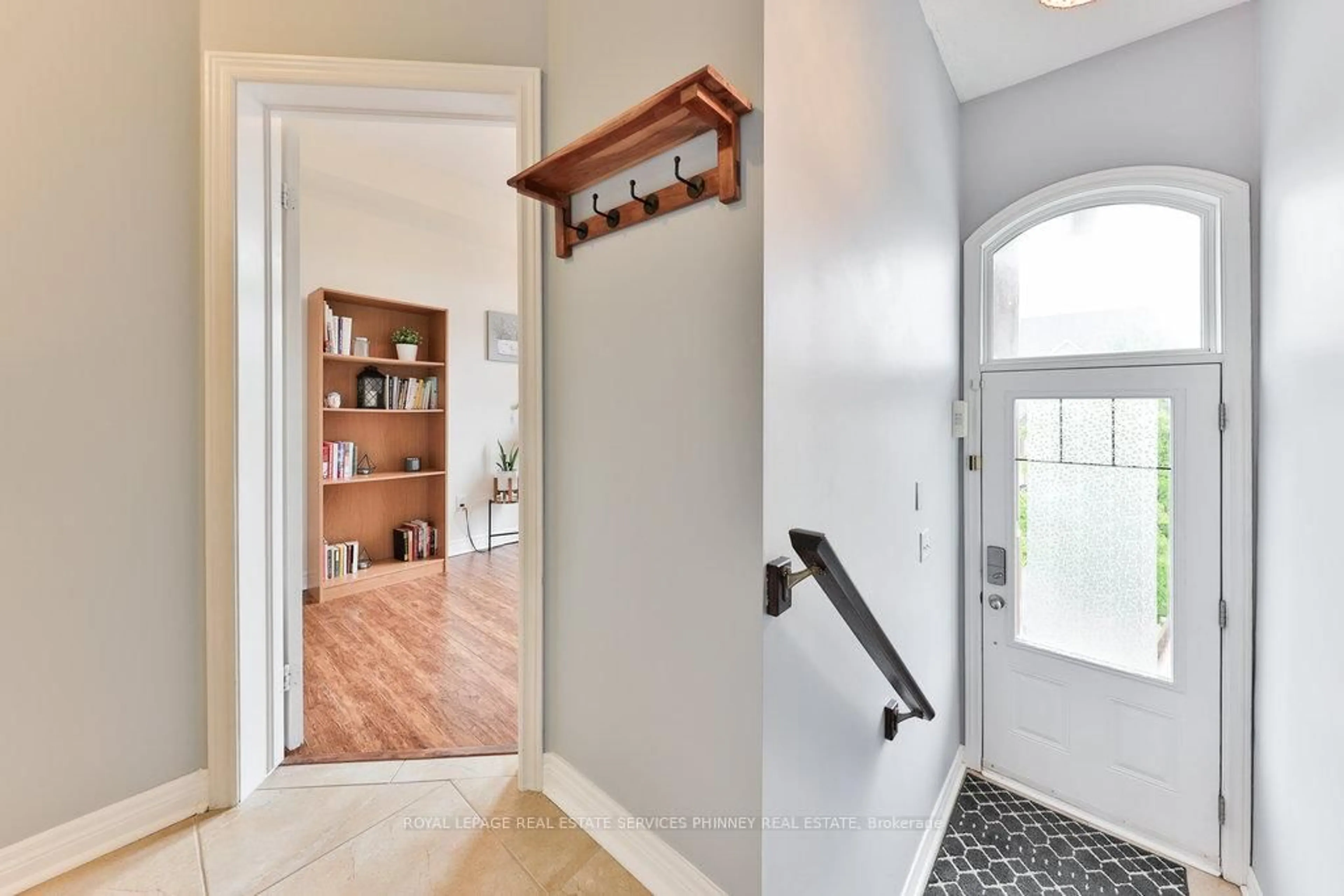 Indoor entryway for 2410 Woodstock Tr #14, Oakville Ontario L6M 0L3