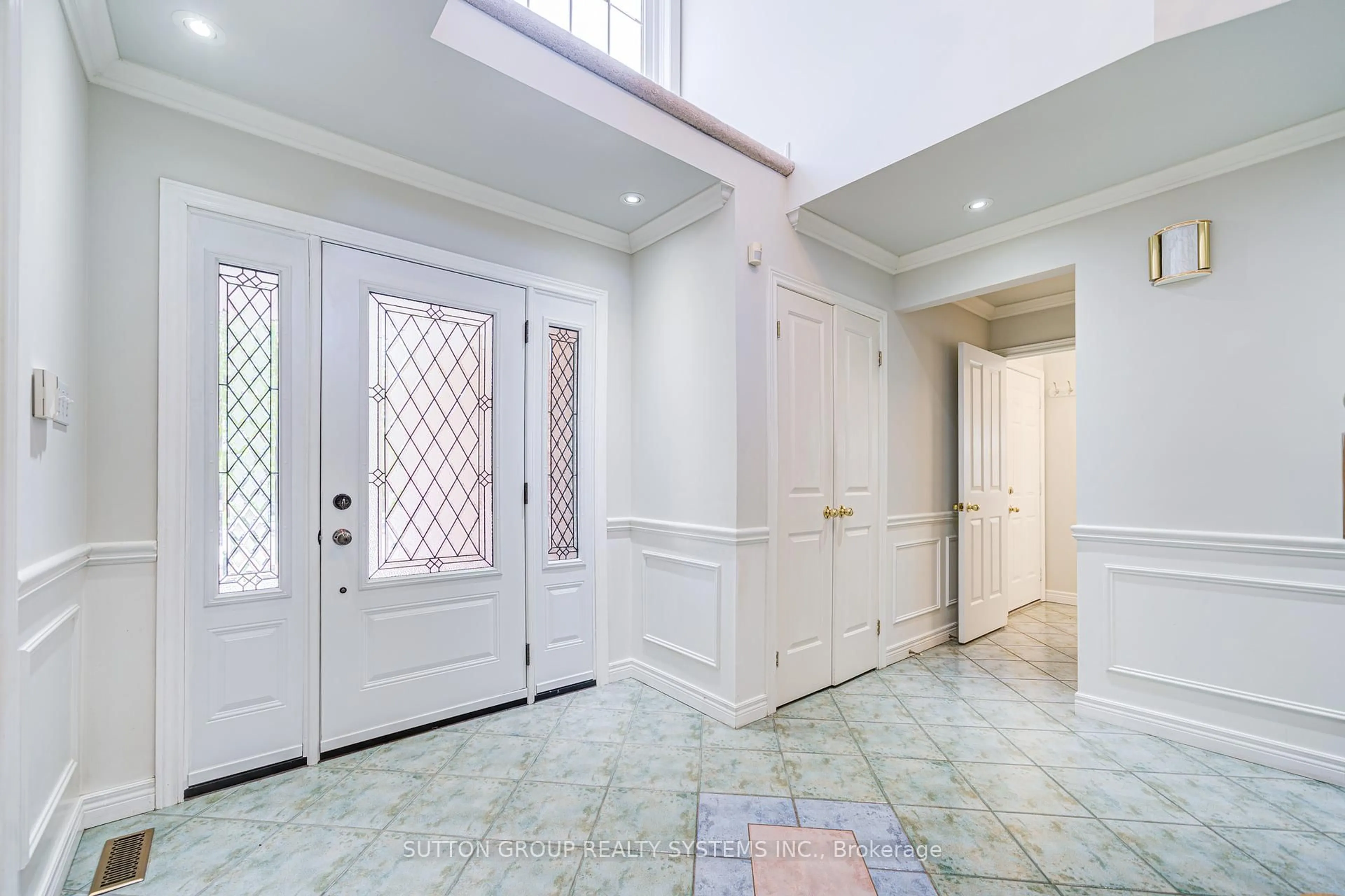Indoor foyer for 2979 Sycamore St, Oakville Ontario L6J 7H9