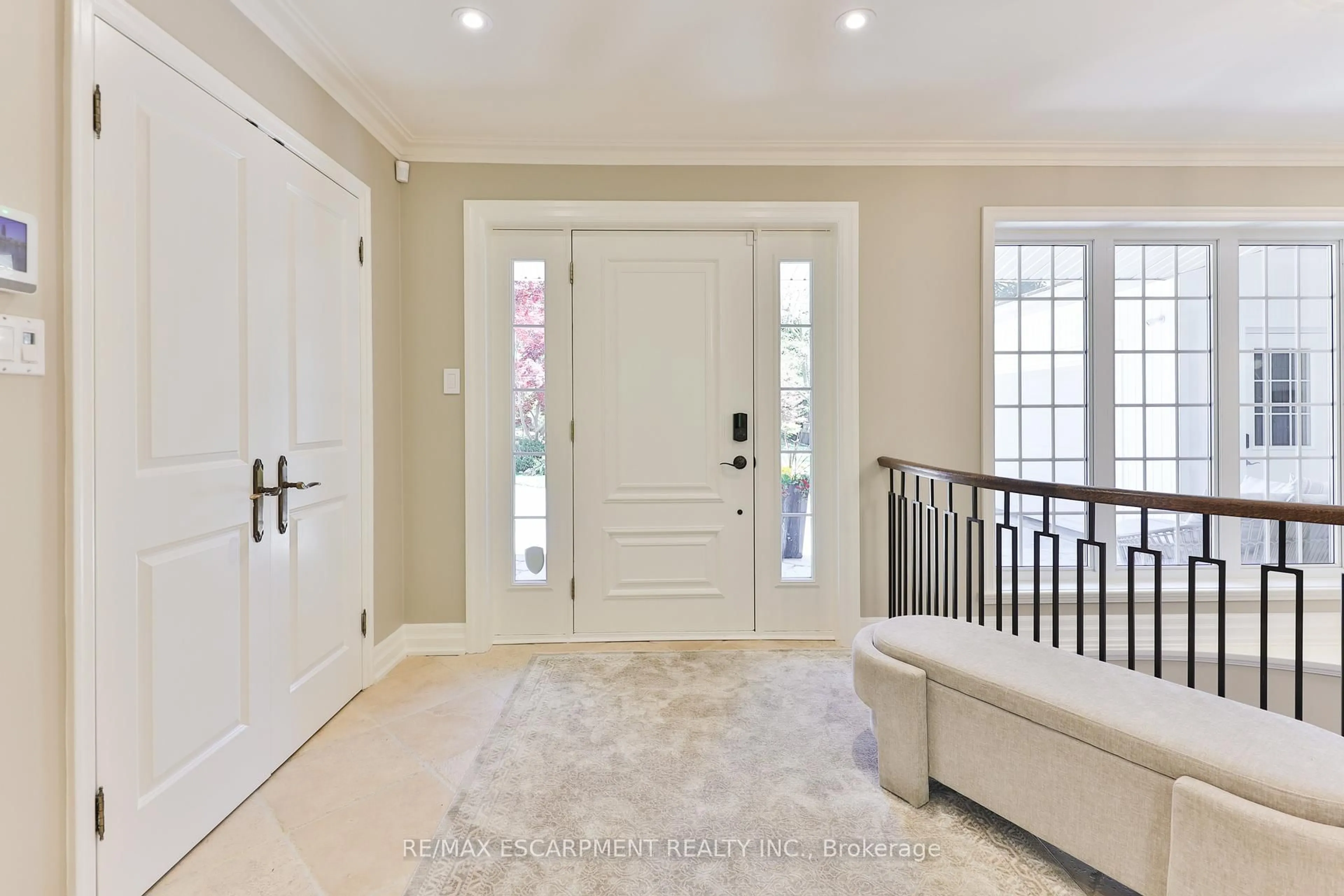 Indoor entryway for 1276 Catchacoma Crt, Mississauga Ontario L5H 2X6