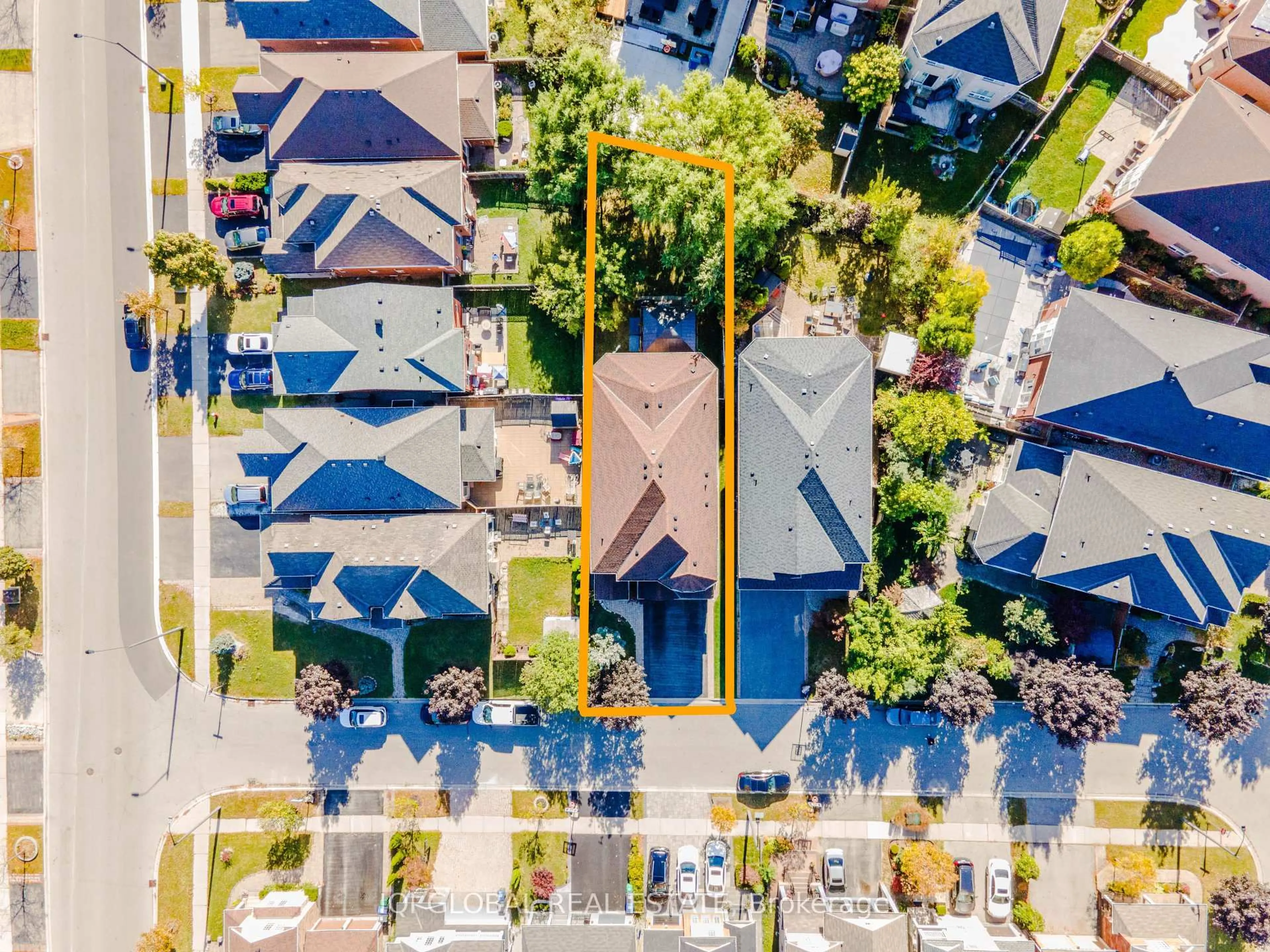 A pic from outside/outdoor area/front of a property/back of a property/a pic from drone, street for 3838 Larisa Grve, Mississauga Ontario L5M 7X9
