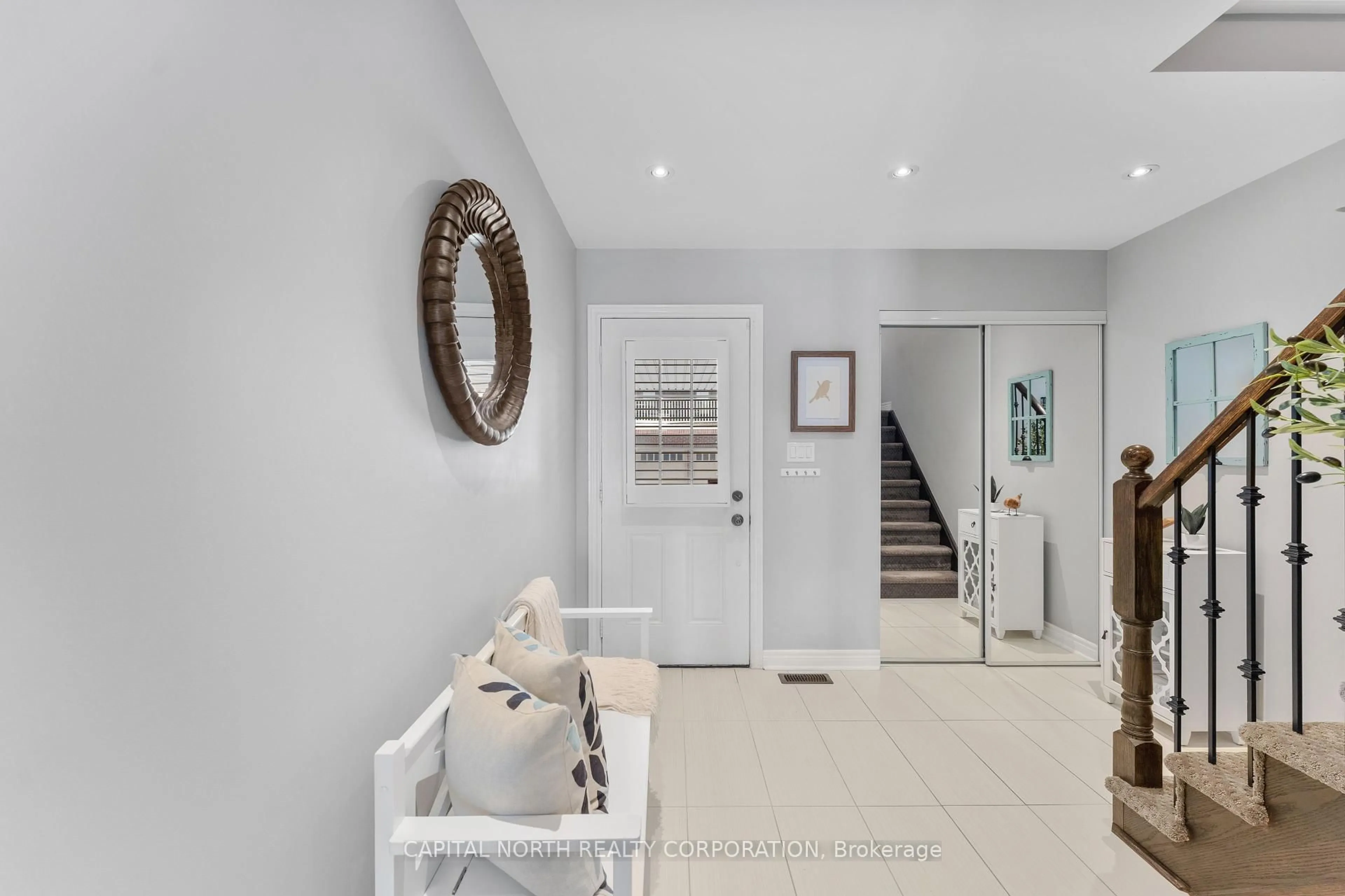 Indoor entryway for 36 Mcdevitt Lane, Caledon Ontario L7C 3S2