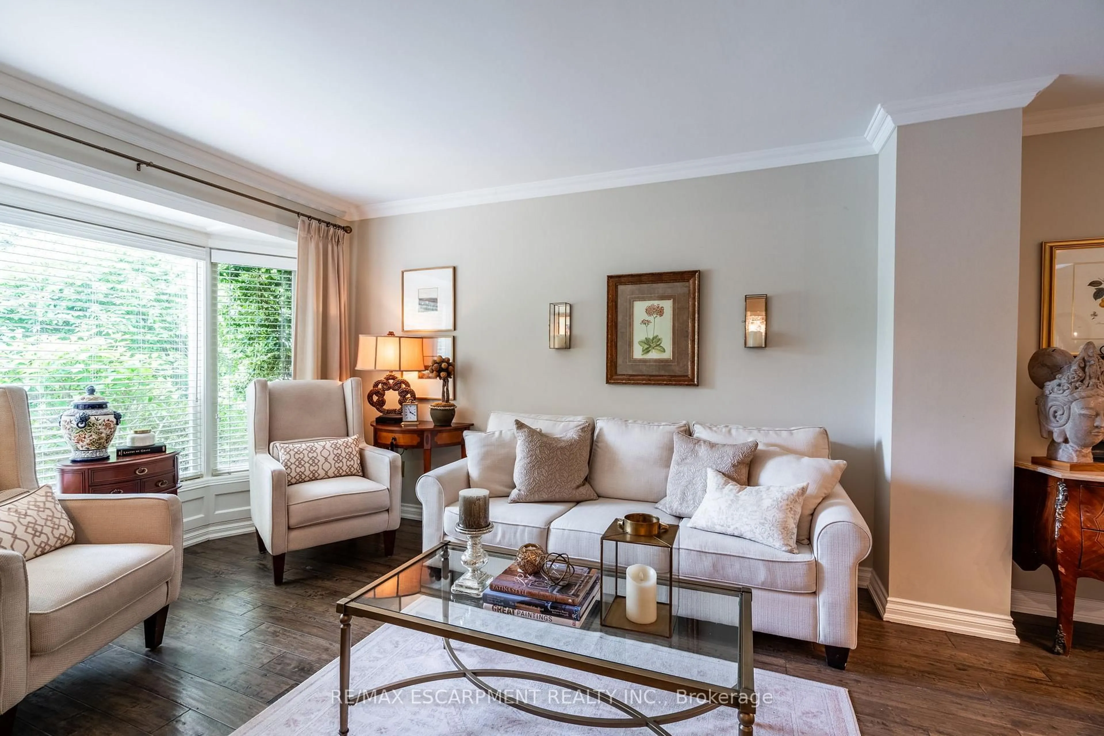 Living room with furniture, wood/laminate floor for 2183 Hunt Cres, Burlington Ontario L7M 2P8