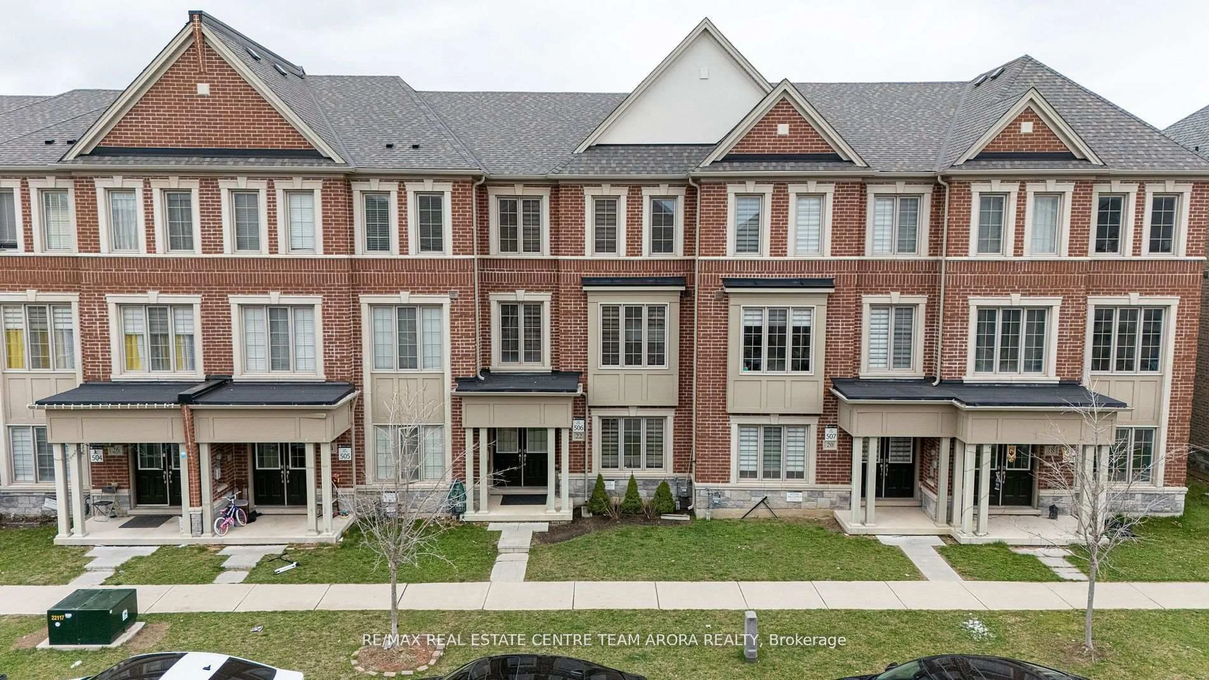 A pic from outside/outdoor area/front of a property/back of a property/a pic from drone, unknown for 22 Brushwood Dr, Brampton Ontario L6Y 6G5