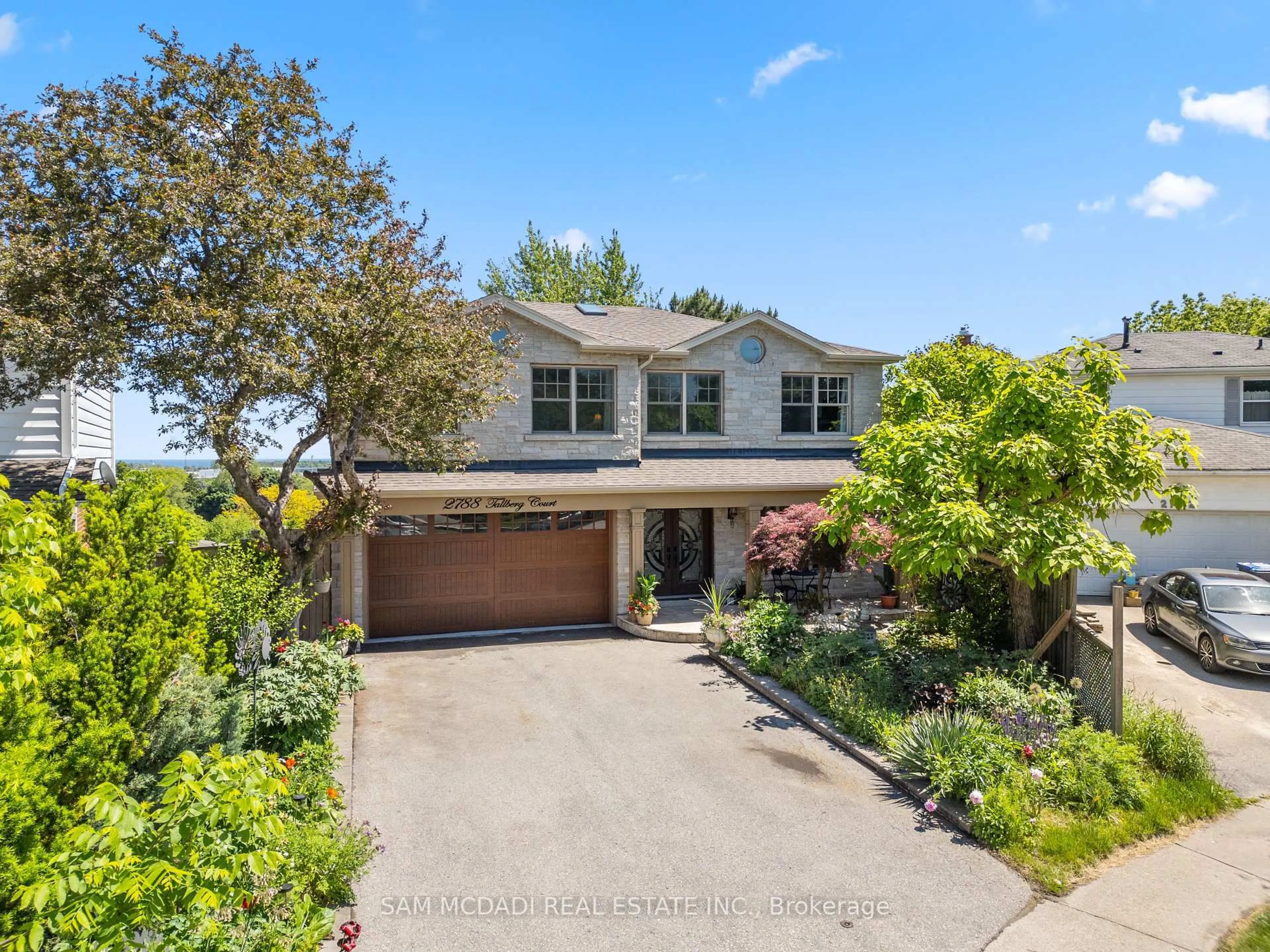 A pic from outside/outdoor area/front of a property/back of a property/a pic from drone, street for 2788 Tallberg Crt, Mississauga Ontario L5J 1T1