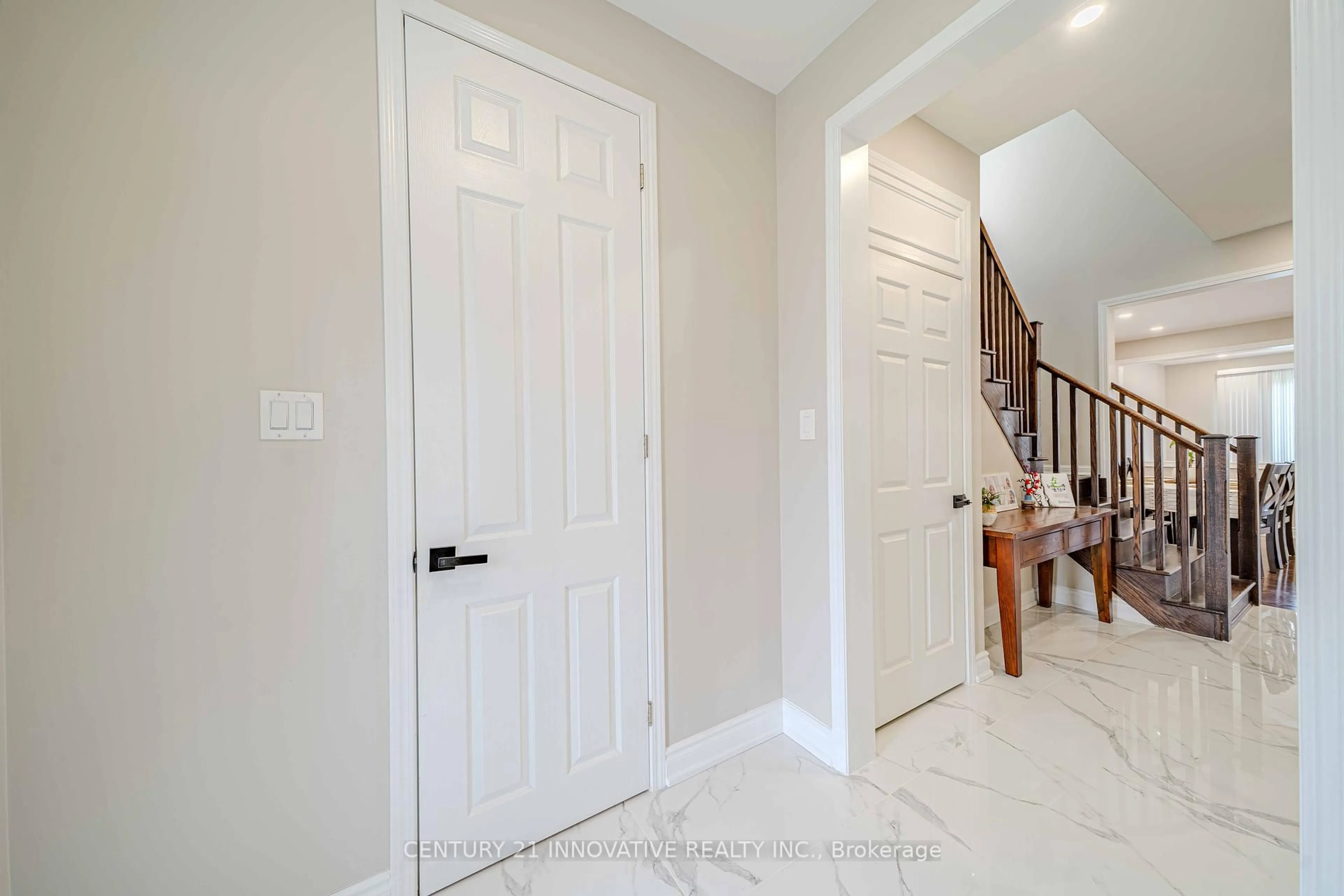 Indoor entryway for 960 Dice Way, Milton Ontario L9T 8C1