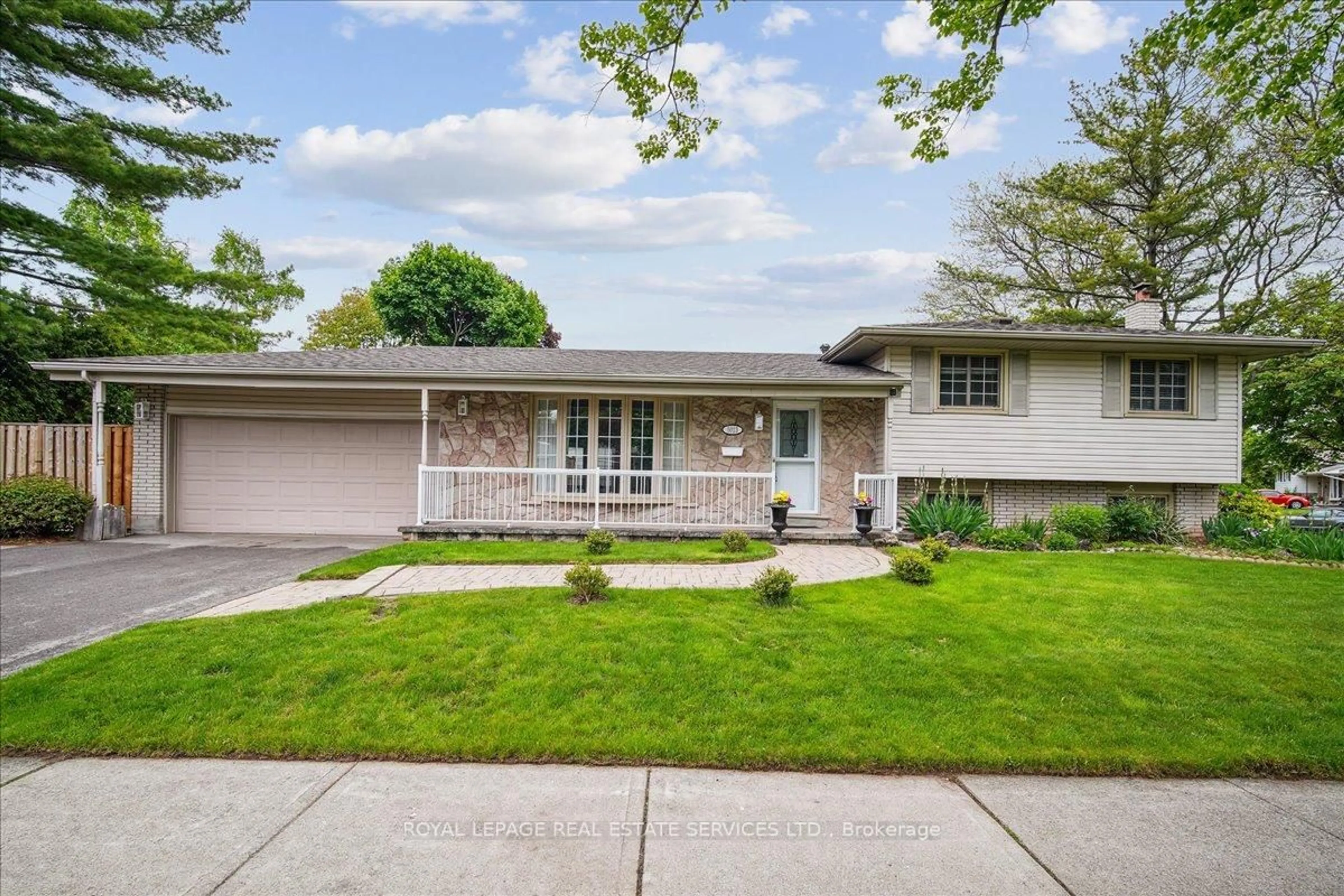 Home with vinyl exterior material, street for 5013 Fern Dr, Burlington Ontario L7L 3P2