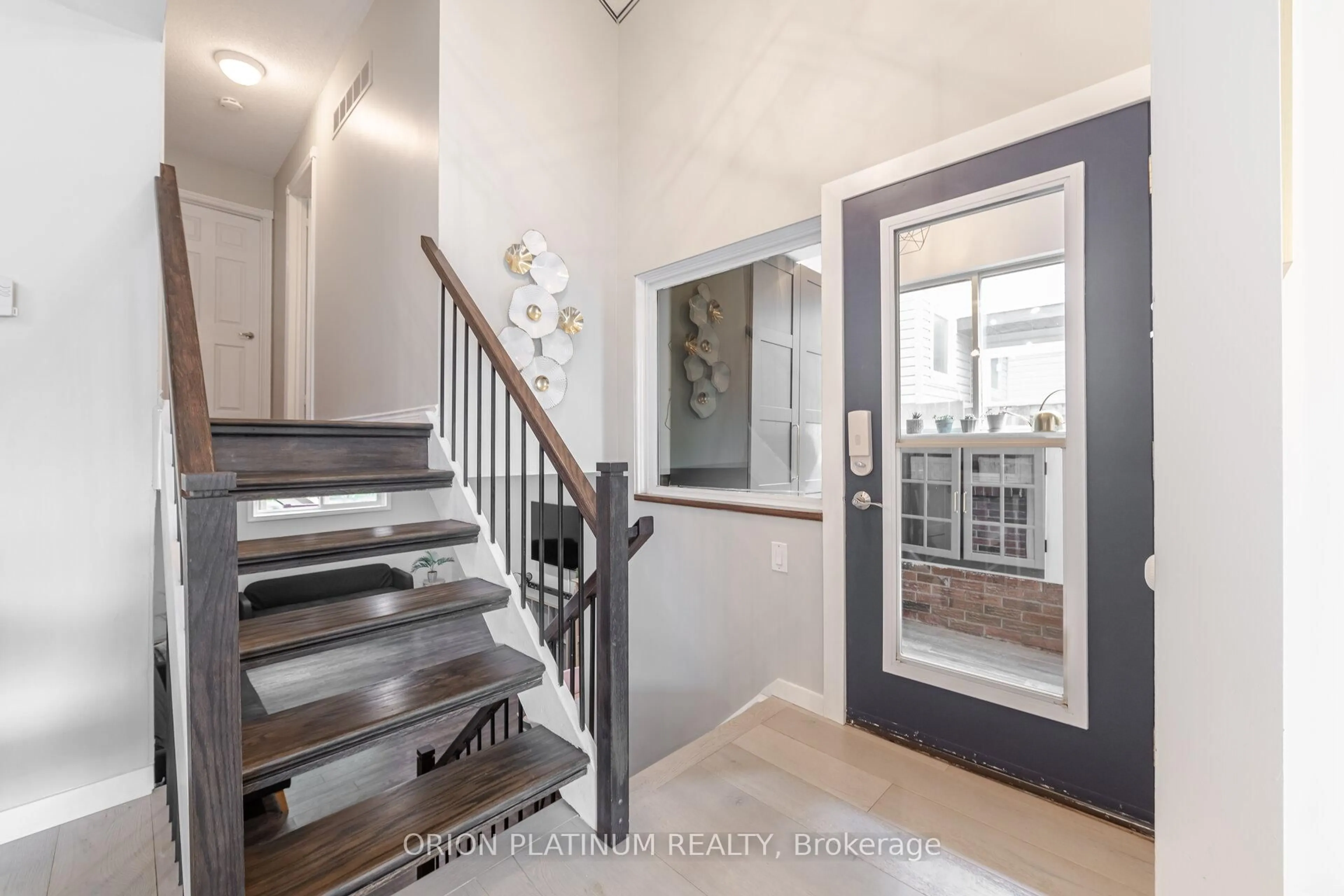 Indoor entryway for 2504 Mainroyal St, Mississauga Ontario L5L 1C9