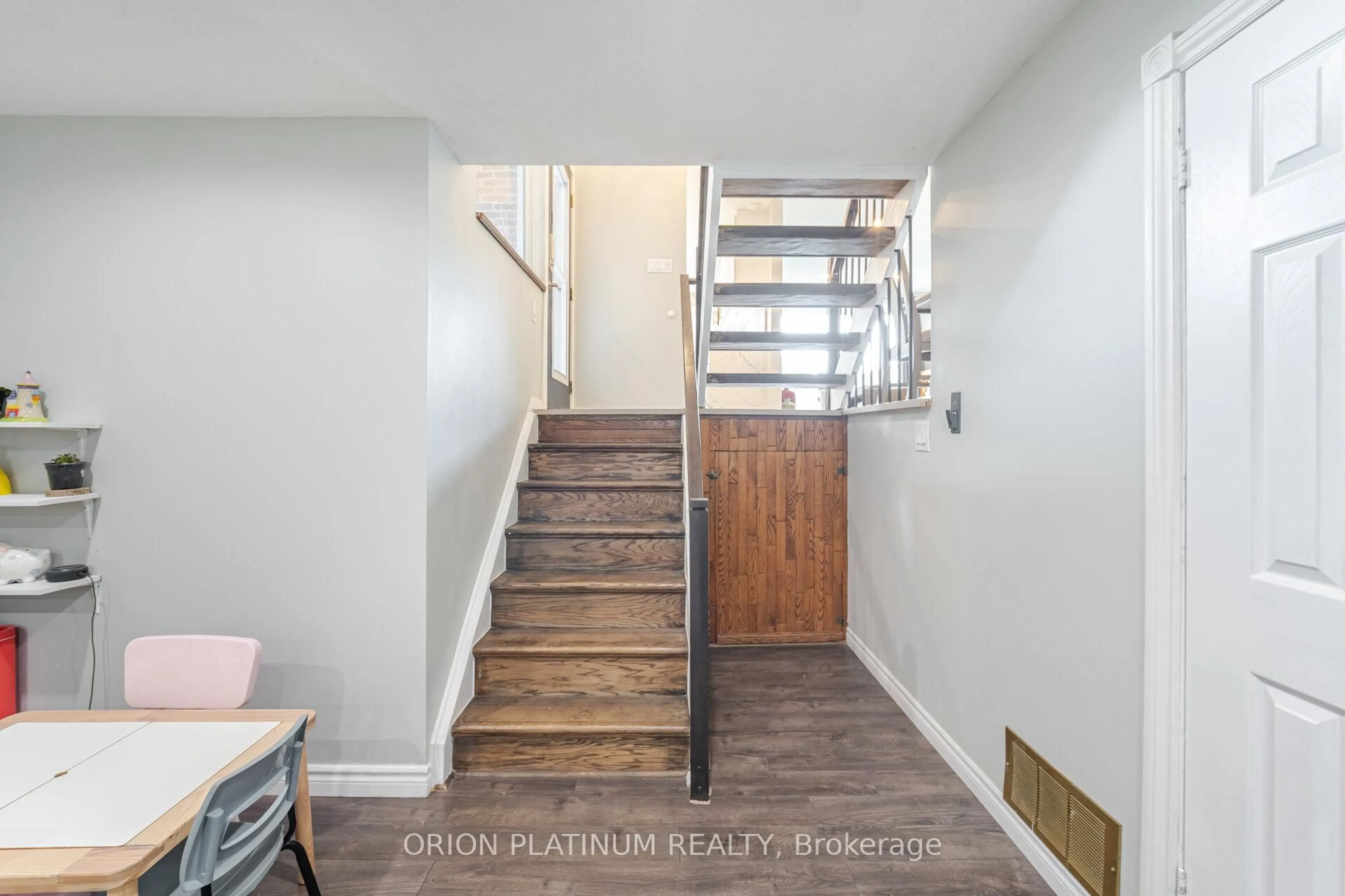 Indoor entryway for 2504 Mainroyal St, Mississauga Ontario L5L 1C9